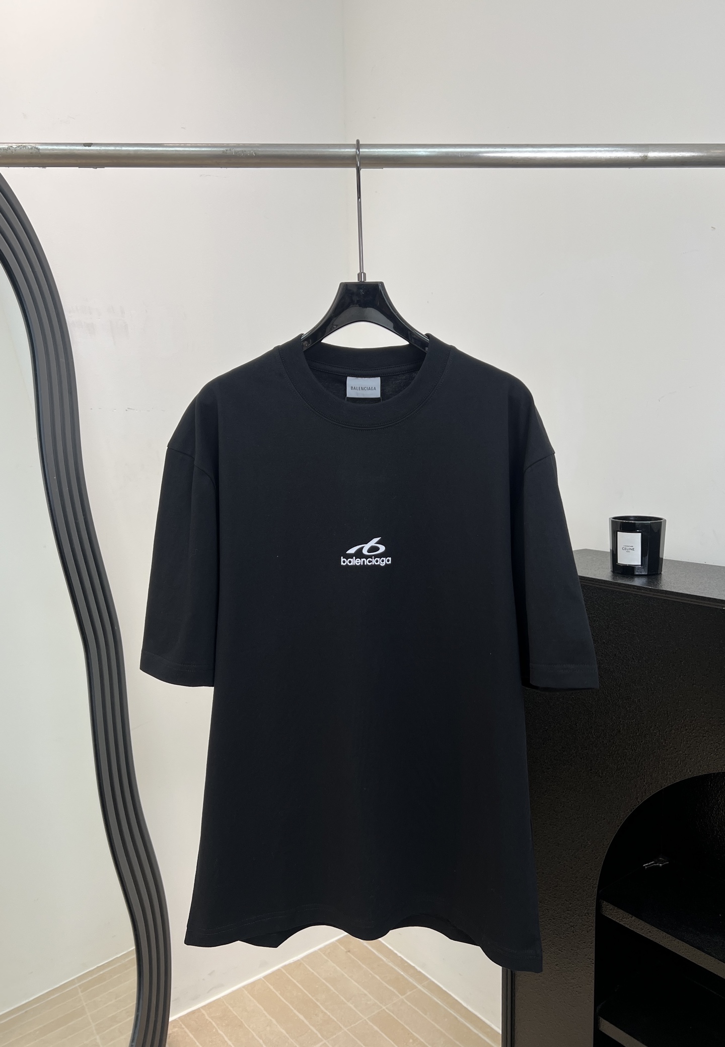 NO:889794,Balenciag* spring and summer new style cotton loose short-sleeved T-shirt, made of pure cotton, soft and breathable, simple round neck + dropped shoulders design, letter print on the front and back, loose fit, same size for men and women, size S M L XL,,balenciaga,T-shirt,tees,t-shirt,19860909Balenciag* 春夏新款 棉质宽松短袖T恤、采用纯棉材质、柔软亲肤透气、简约圆领+落肩设计、前后有字母印花图案、宽松版型、男女同款 码数S M L XL,,balenciaga,T-shirt,tees，t-shirt,,Women's clothing