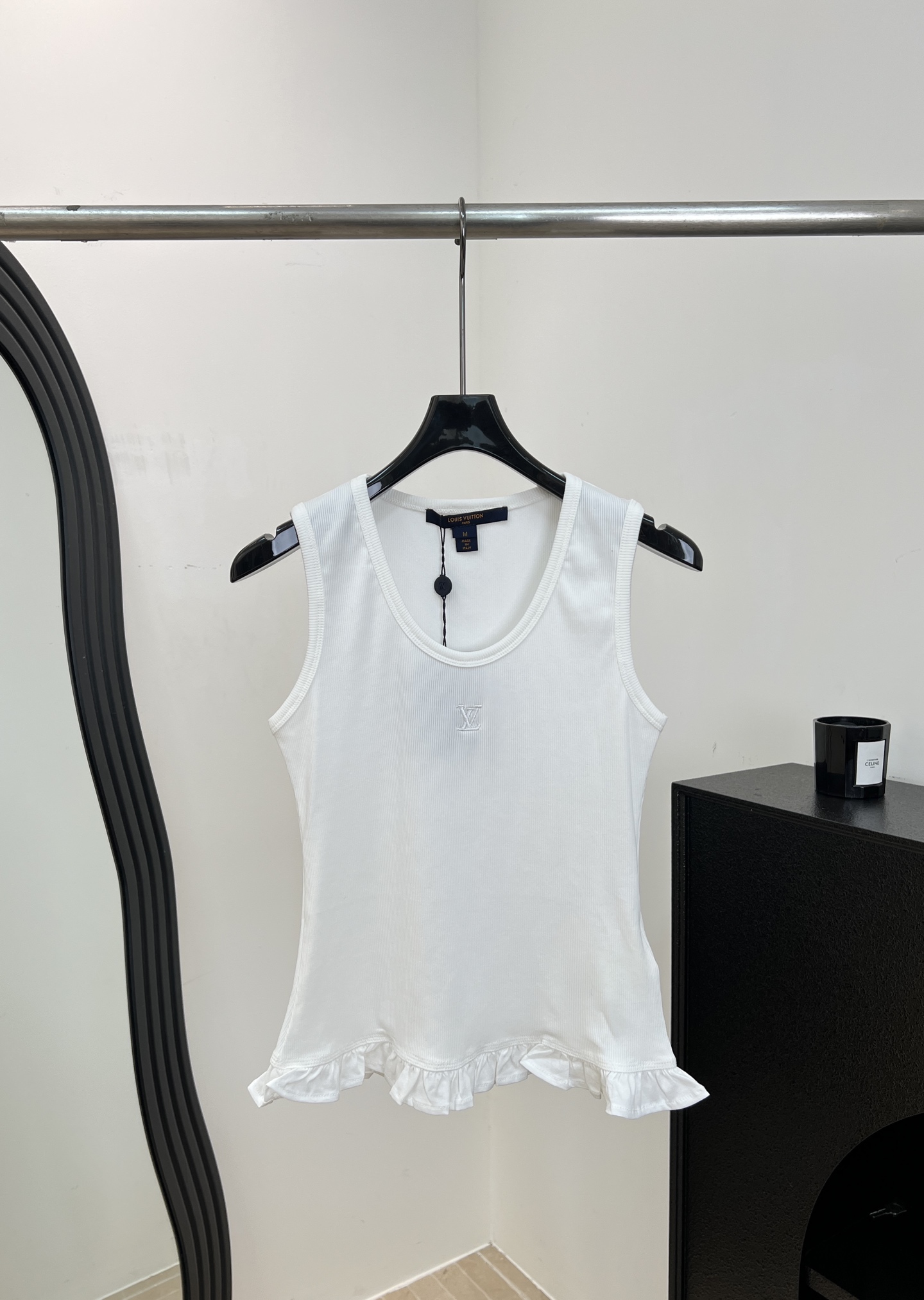 NO:910715,LouisVuitto* Louis spring and summer new style ruffled knitted sleeveless vest, made of soft cotton fabric, skin-friendly and breathable, super comfortable to wear in summer, U-shaped neckline + ruffled hem, embroidered logo on the chest, casual fit, size S M L,,louis vuitton,louis vuitton,19860909LouisVuitto* 路易 春夏新款 荷叶边针织无袖背心、采用柔软棉质面料、亲肤又透气夏天穿超舒服、U型领口+荷叶边下摆、胸前刺绣Logo、休闲版型 码数S M L,,louis vuitton,louis vuitton,,Women's clothing