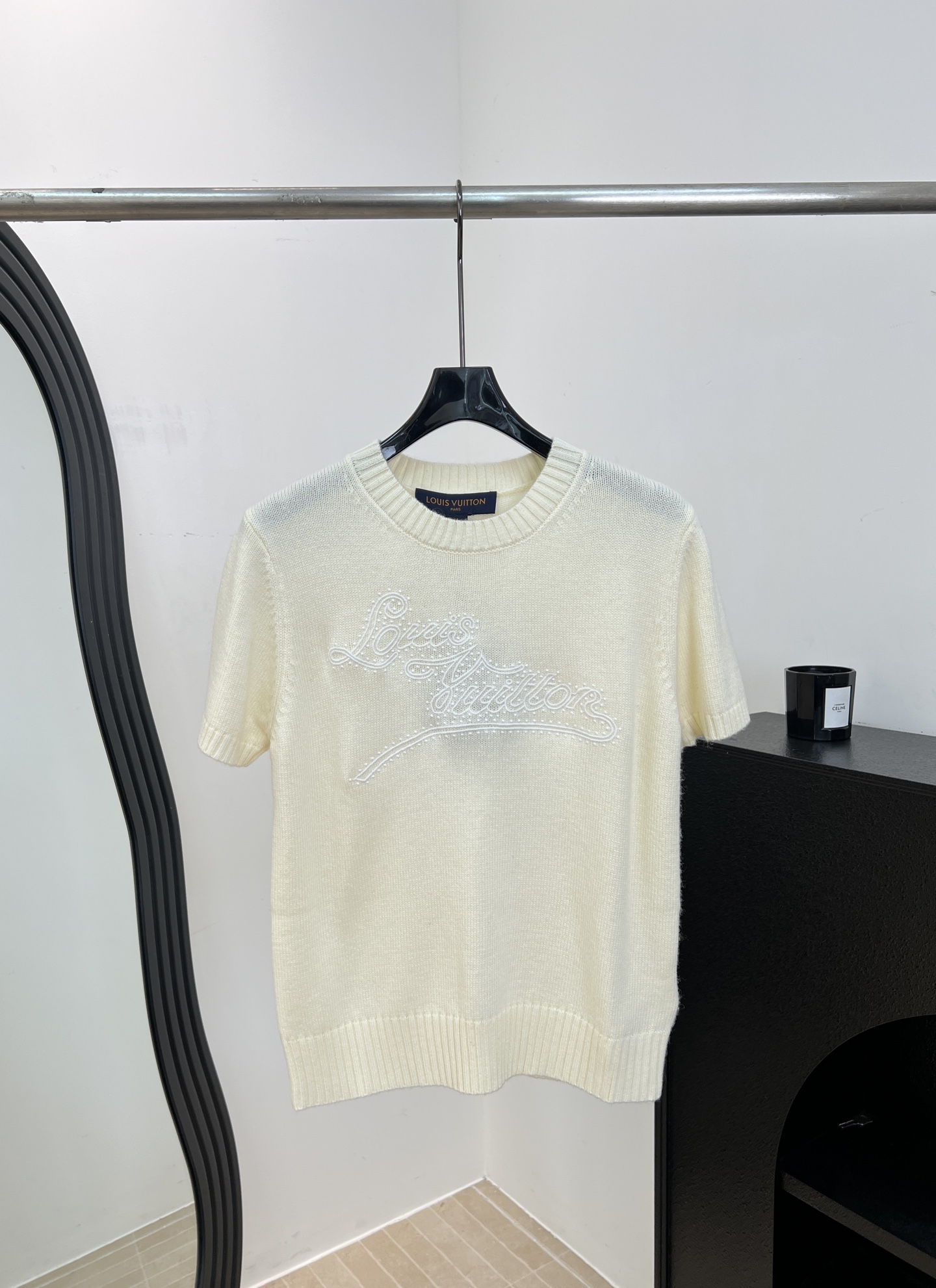 NO:910709,LouisVuitto* Louis spring and summer new style embroidered knitted short-sleeved T-shirt, made of cashmere and wool blend, light, breathable and comfortable, round neck design, equestrian embroidery on the chest, ribbed neckline and hem design, casual fit, size S M L,, louis vuitton, louis vuitton, T-shirt,19860909LouisVuitto* 路易 春夏新款 刺绣针织短袖T,采用羊绒羊毛混纺、轻盈透气舒适、圆领设计胸前马术刺绣、罗纹领口下摆设计、休闲版型 码数S M L,,louis vuitton,louis vuitton,T-shirt,,Women's clothing