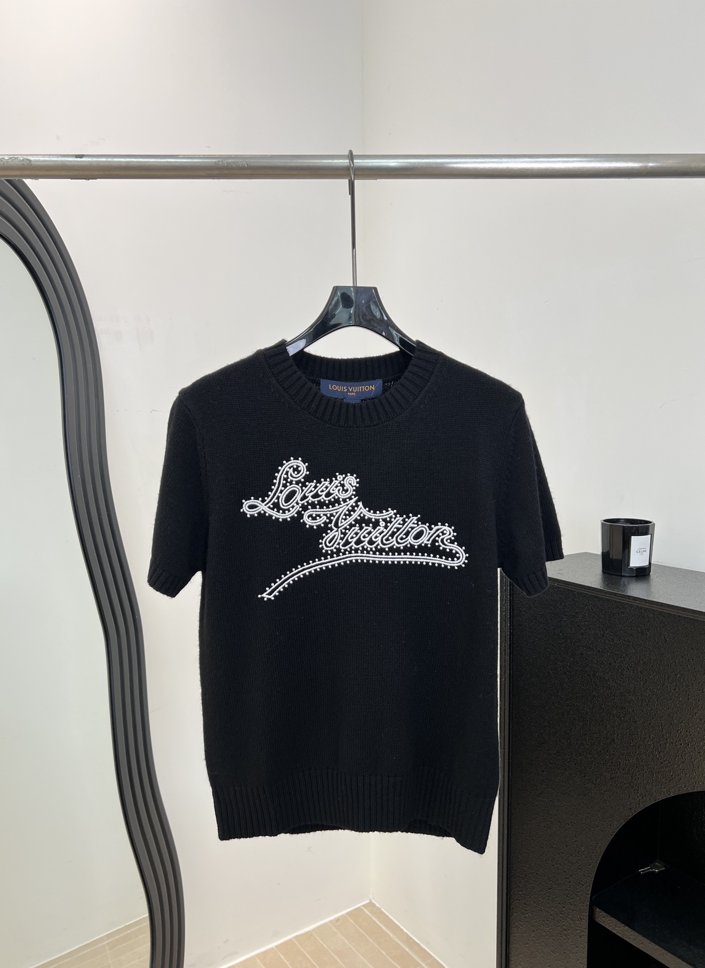 NO:889866,LouisVuitto* Louis spring and summer new style embroidered knitted short-sleeved T-shirt, made of cashmere and wool blend, light, breathable and comfortable, round neck design, equestrian embroidery on the chest, ribbed neckline and hem design, casual fit, size S M L,, louis vuitton, louis vuitton, T-shirt,19860909LouisVuitto* 路易 春夏新款 刺绣针织短袖T,采用羊绒羊毛混纺、轻盈透气舒适、圆领设计胸前马术刺绣、罗纹领口下摆设计、休闲版型 码数S M L,,louis vuitton,louis vuitton,T-shirt,,Women's clothing