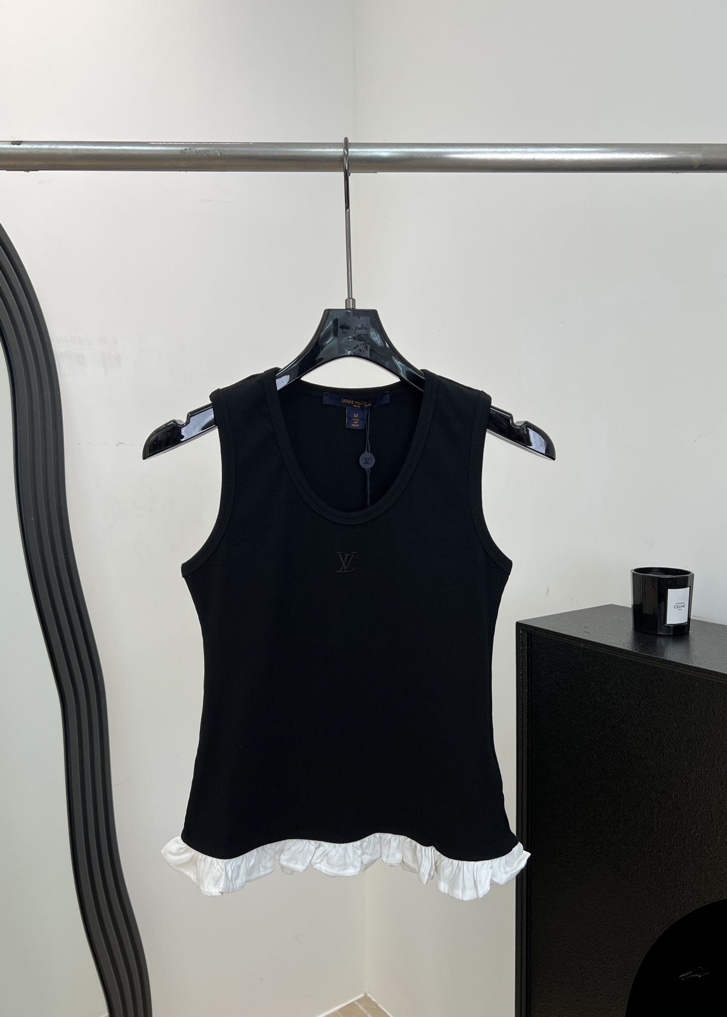 NO:889853,LouisVuitto* Louis spring and summer new style ruffled knitted sleeveless vest, made of soft cotton fabric, skin-friendly and breathable, super comfortable to wear in summer, U-shaped neckline + ruffled hem, embroidered logo on the chest, casual fit, size S M L,,louis vuitton,louis vuitton,19860909LouisVuitto* 路易 春夏新款 荷叶边针织无袖背心、采用柔软棉质面料、亲肤又透气夏天穿超舒服、U型领口+荷叶边下摆、胸前刺绣Logo、休闲版型 码数S M L,,louis vuitton,louis vuitton,,Women's clothing