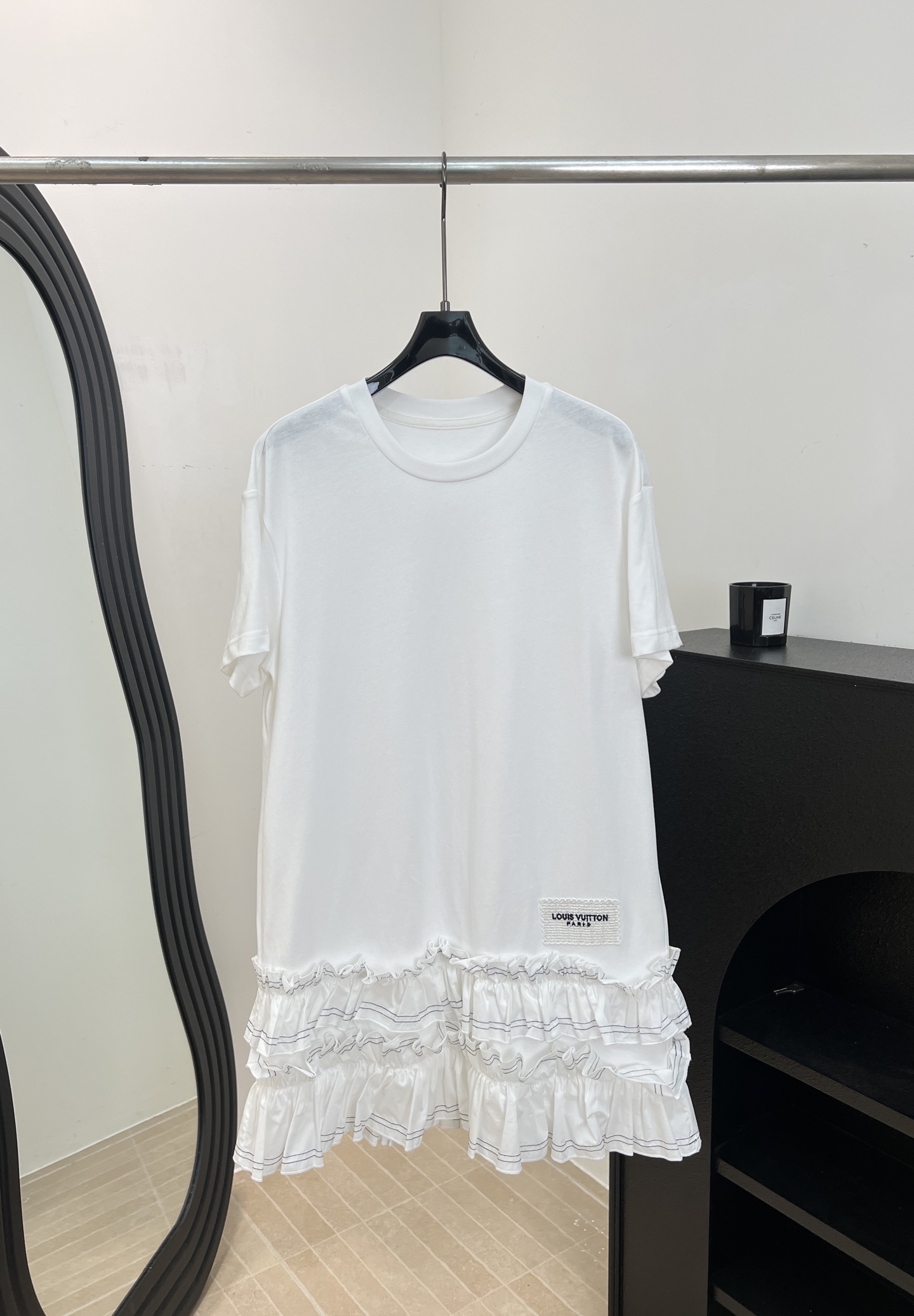 NO:891368,LouisVuitto* Louis spring and summer new style white ruffle dress, pure cotton knitted material, round neck short sleeves + double-layer ruffle skirt, full of layering, brand woven logo pattern on the skirt, casual fit, size S M L,, louis vuitton, louis vuitton, skirts, T-shirt,19860909LouisVuitto* 路易 春夏新款 白色荷叶边连衣裙、纯棉针织材质、圆领短袖＋双层荷叶边裙摆、层次感满满、裙身有品牌织标图案、休闲版型 码数S M L,,louis vuitton,louis vuitton,skirts,T-shirt,,Women's clothing