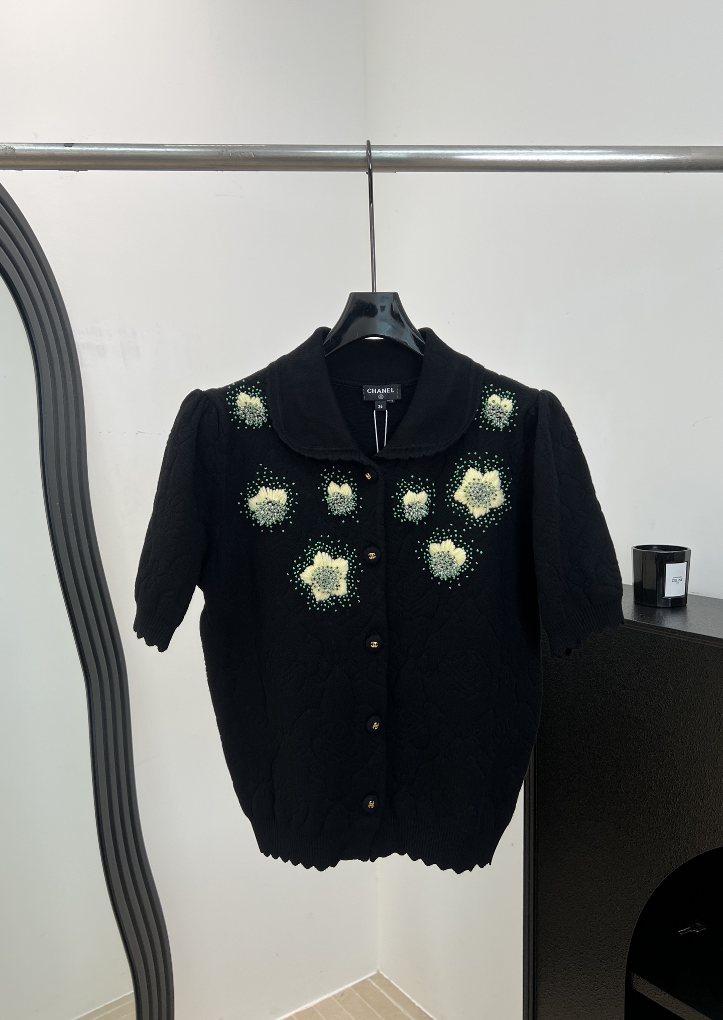 NO:891370,Chane* spring and summer new model, lapel knitted short-sleeved T-shirt, made of Tencel cotton blended fabric, with exquisite embossing on the surface, with yellow and green floral embroidery, white buttons on the front, casual fit, size S M L,,chanel,T-shirt,19860909Chane* 春夏新款 翻领针织短袖T、采用天丝棉混纺面料、表面有精致压纹、搭配黄色绿色花卉刺绣、前襟白色纽扣、休闲版型 码数S M L,,chanel,T-shirt,,Women's clothing