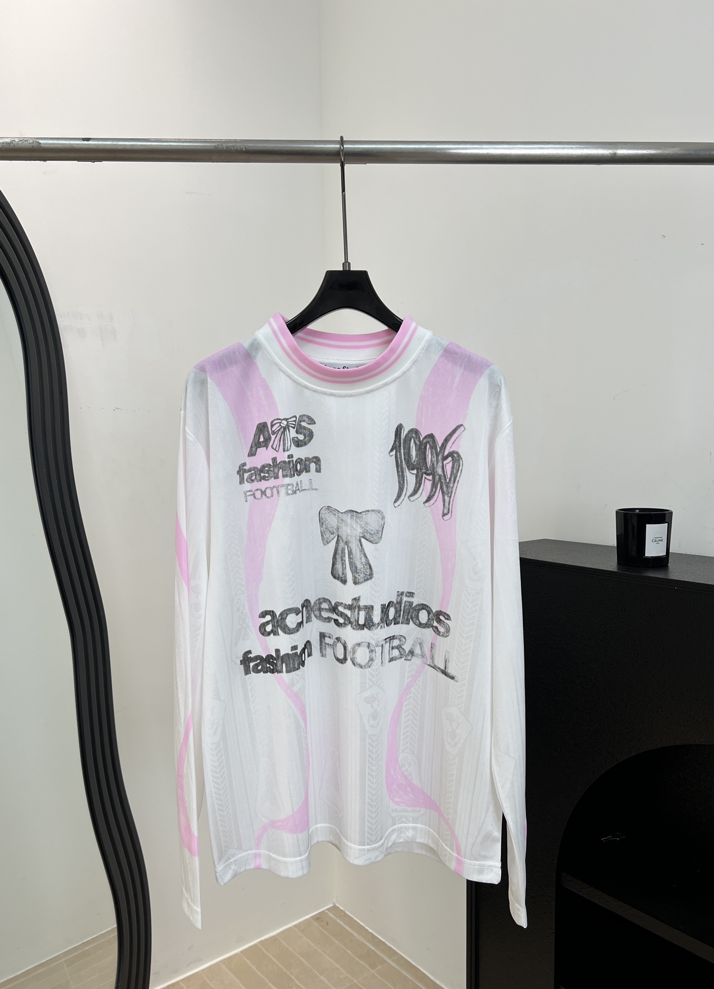 NO:924359,Acne Studio* Spring and Summer New World Cup limited football capsule series long-sleeved jersey, eye-catching pink and white color scheme, light and breathable fabric, bow + '1996' words, ribbed collar, casual fit, size S M L,,acne studios,dior,19860909Acne Studio* 春夏新款 世界杯限定足球胶囊系列长袖球衣、粉白配色超吸睛、轻薄透气面料、蝴蝶结+“1996”字样、罗纹领口、休闲版型 码数S M L,,acne studios,dior,,Women's clothing