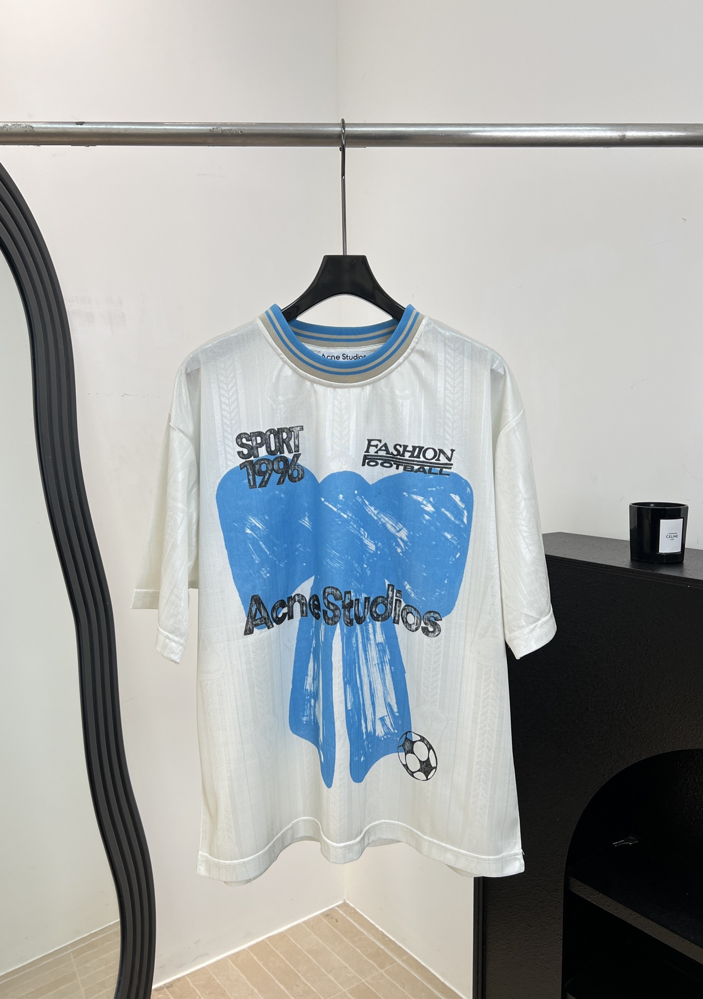 NO:892769,Acne Studio* new spring and summer football capsule series short-sleeved jersey, full of retro green field atmosphere, breathable mesh fabric, super comfortable to wear in summer, sporty and fashionable, white and blue color + blue bow + 'SPORT 1996' and 'FASHION FOOTBALL' words, casual fit size S M L,,acne studios,dior,T-shirt,19860909Acne Studio* 春夏新款 足球胶囊系列短袖球衣、复古绿茵场氛围感拉满、透气网眼面料、夏天穿超舒服、运动感和时尚感、白蓝配色＋蓝色蝴蝶结+“SPORT 1996”“FASHION FOOTBALL”字样、休闲版型 码数S M L,,acne studios,dior,T-shirt,,Women's clothing