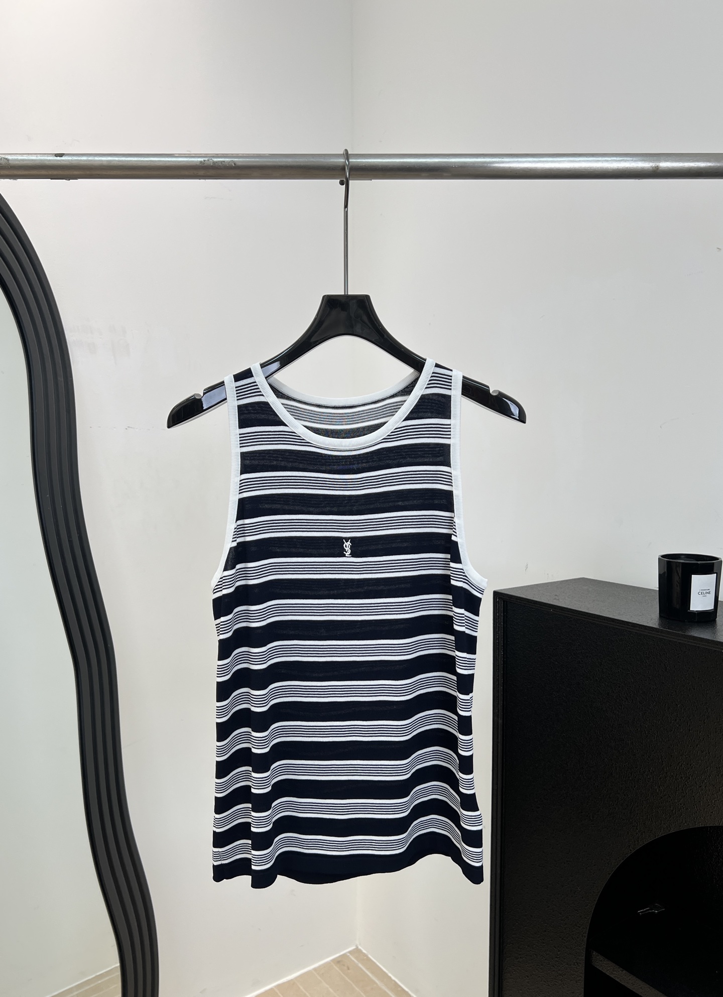 NO:892782,YSL spring and summer new style, navy blue and white striped vest, classic contrasting color + round neck sleeveless design, small logo on the chest, fabric is skin-friendly and breathable, slim cut shows shoulder and neck lines, stripes have a retro feel, fabric is elastic, casual fit, size S M L,, saint laurent,19860909YSL 春夏新款 藏青白条纹背心、经典撞色+圆领无袖设计、胸前小Logo、面料亲肤透气、修身剪裁显肩颈线条、条纹自带复古感、面料有弹性、休闲版型 码数S M L,,saint laurent,,Women's clothing