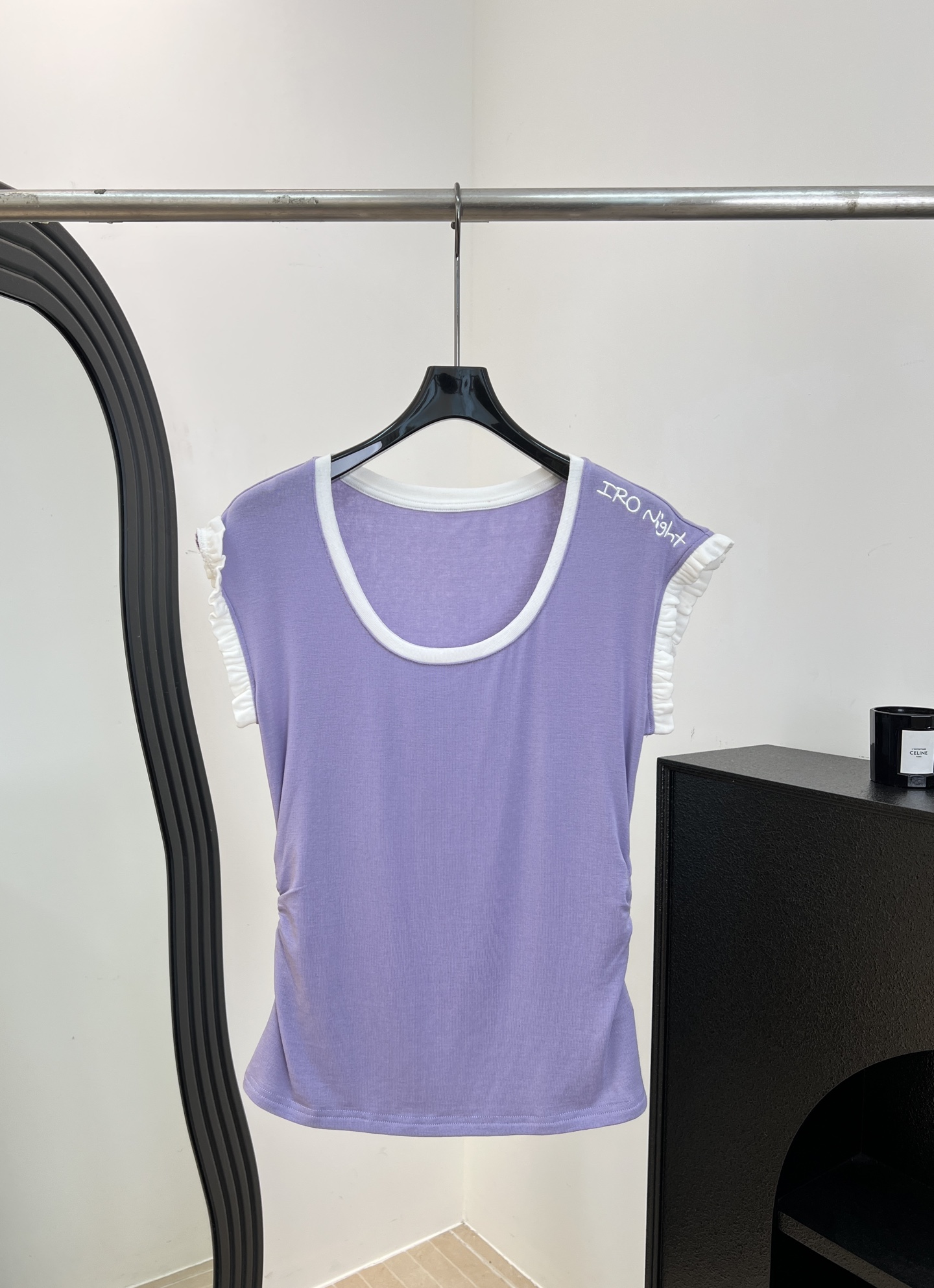 NO:893562,IRO spring and summer new model, short-sleeved T-shirt with small flying sleeves, made of soft knitted fabric, white contrasting collar + small flying sleeve lace, slim fit, easily highlighting the body shape, 'IRO Night' embroidery on the shoulders, casual fit, size S M L,, T-shirt,19860909IRO 春夏新款 小飞袖短袖T、采用柔软针织面料、白色撞色领口+小飞袖花边、修身剪裁,轻松凸显身形、肩部“IRO Night”刺绣、休闲版型 码数S M L,,T-shirt,,Women's clothing