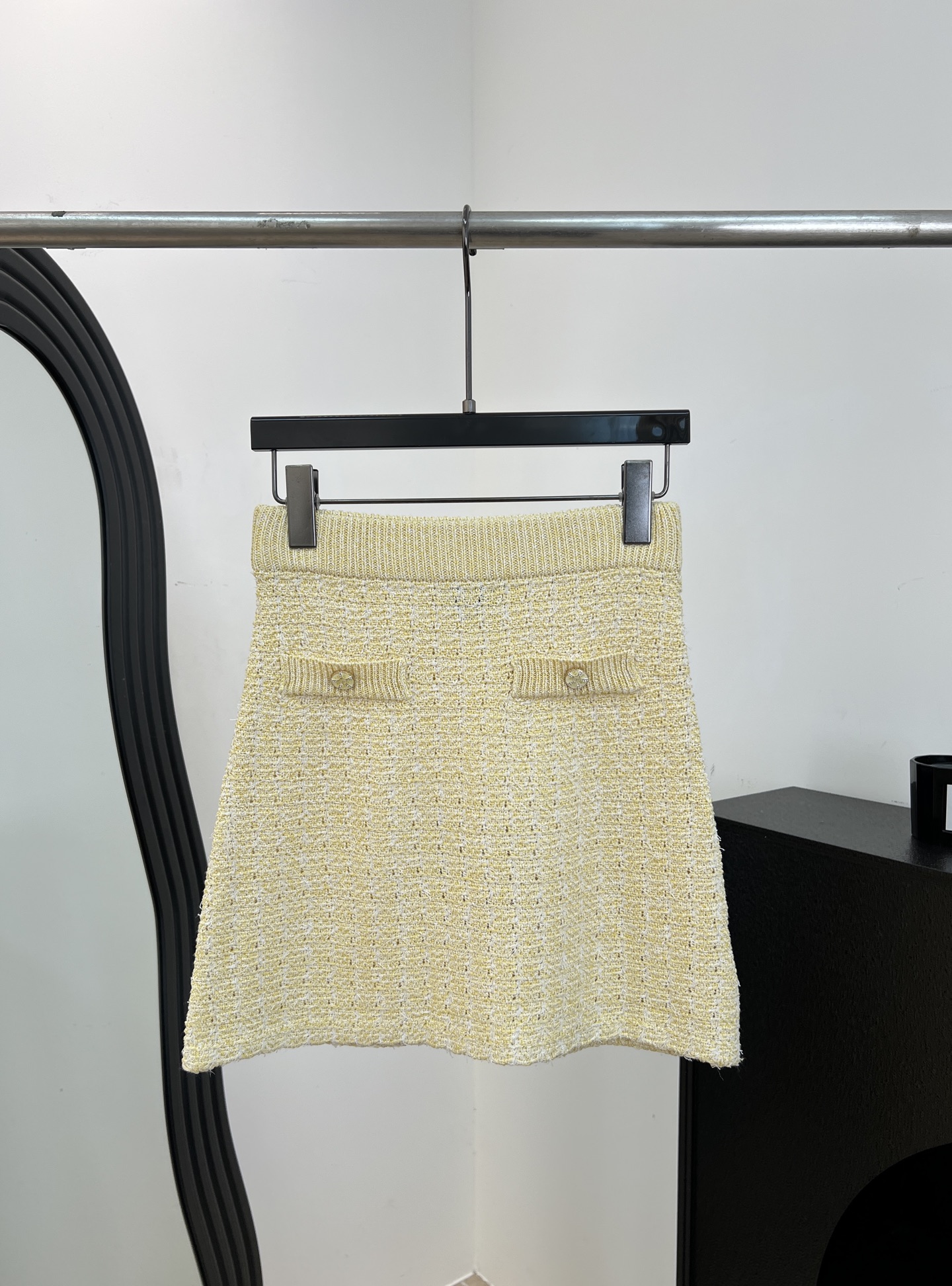 NO:893561,One set from Chane* Spring and summer new style lemon yellow knitted skirt, lemon yellow wool blended soft knitted material, high-waisted A-line version to modify the waistline, elongate the leg proportions, make you look taller and slimmer, gold button embellishment, casual fit, size S M L,,chanel,skirts,19860909一套出.Chane* 春夏新款 柠檬黄针织半裙、柠檬黄羊毛混纺柔软针织材质、高腰A字版型修饰腰线、拉长腿部比例、显高显瘦 金色纽扣点缀、休闲版型 码数S M L,,chanel,skirts,,Women's clothing
