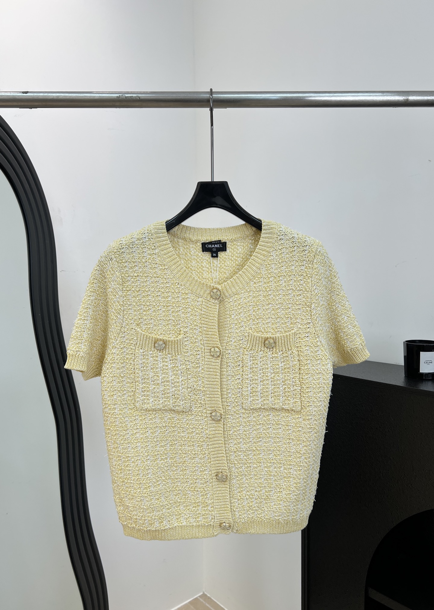 NO:893559,One set from Chane* new spring and summer yellow short-sleeved knitted cardigan, lemon yellow wool blend soft knitted material, round neck design, gold button embellishment, two decorative pockets on the front, casual fit, size S M L,,chanel,T-shirt,19860909一套出.Chane* 春夏新款 黄色短袖针织开衫、柠檬黄羊毛混纺柔软针织材质、圆领设计、金色纽扣点缀、正面有两个装饰口袋、休闲版型 码数S M L,,chanel,T-shirt,,Women's clothing