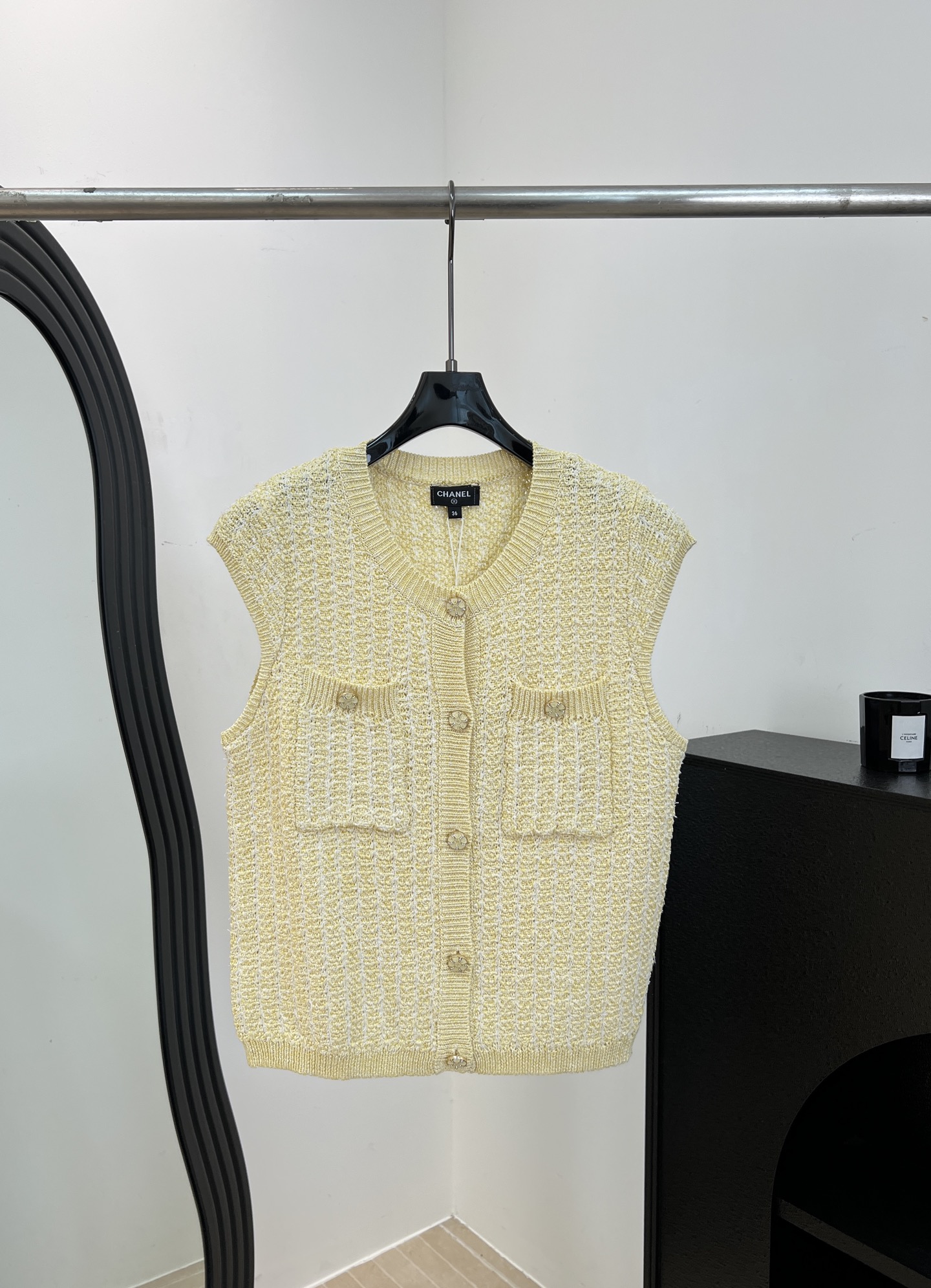 NO:893555,One set from Chane* Spring and Summer New Yellow Sleeveless Knitted Cardigan, Lemon Yellow Wool Blend Soft Knitted Material, Round Neck Sleeveless Design, Gold Button Embellishment, Two Decorative Pockets on the Front, Casual Fit Size S M L,,chanel,19860909一套出.Chane* 春夏新款 黄色无袖针织开衫、柠檬黄羊毛混纺柔软针织材质、圆领无袖设计、金色纽扣点缀、正面有两个装饰口袋、休闲版型 码数S M L,,chanel,,Women's clothing
