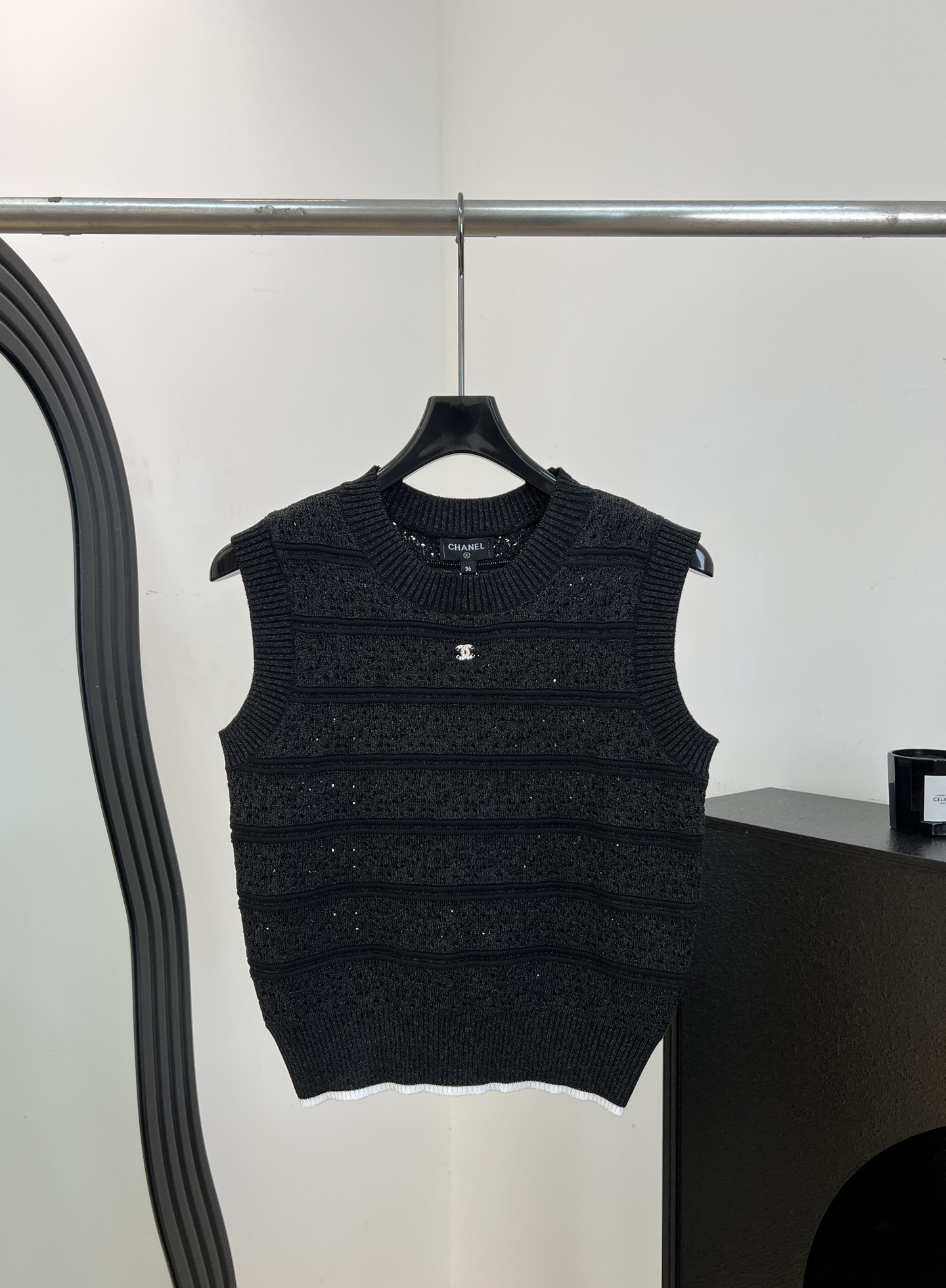NO:893553,Chane* new spring and summer style black hollow knitted vest, made of Tencel blended material, super comfortable to wear in summer, sleeveless round neck + hollow texture, slightly loose fit, size S M L,,chanel,19860909Chane* 春夏新款 黑色镂空针织背心、采用天丝混纺材质、夏天穿超舒服、无袖圆领+镂空纹理、微宽松版型 码数S M L,,chanel,,Women's clothing