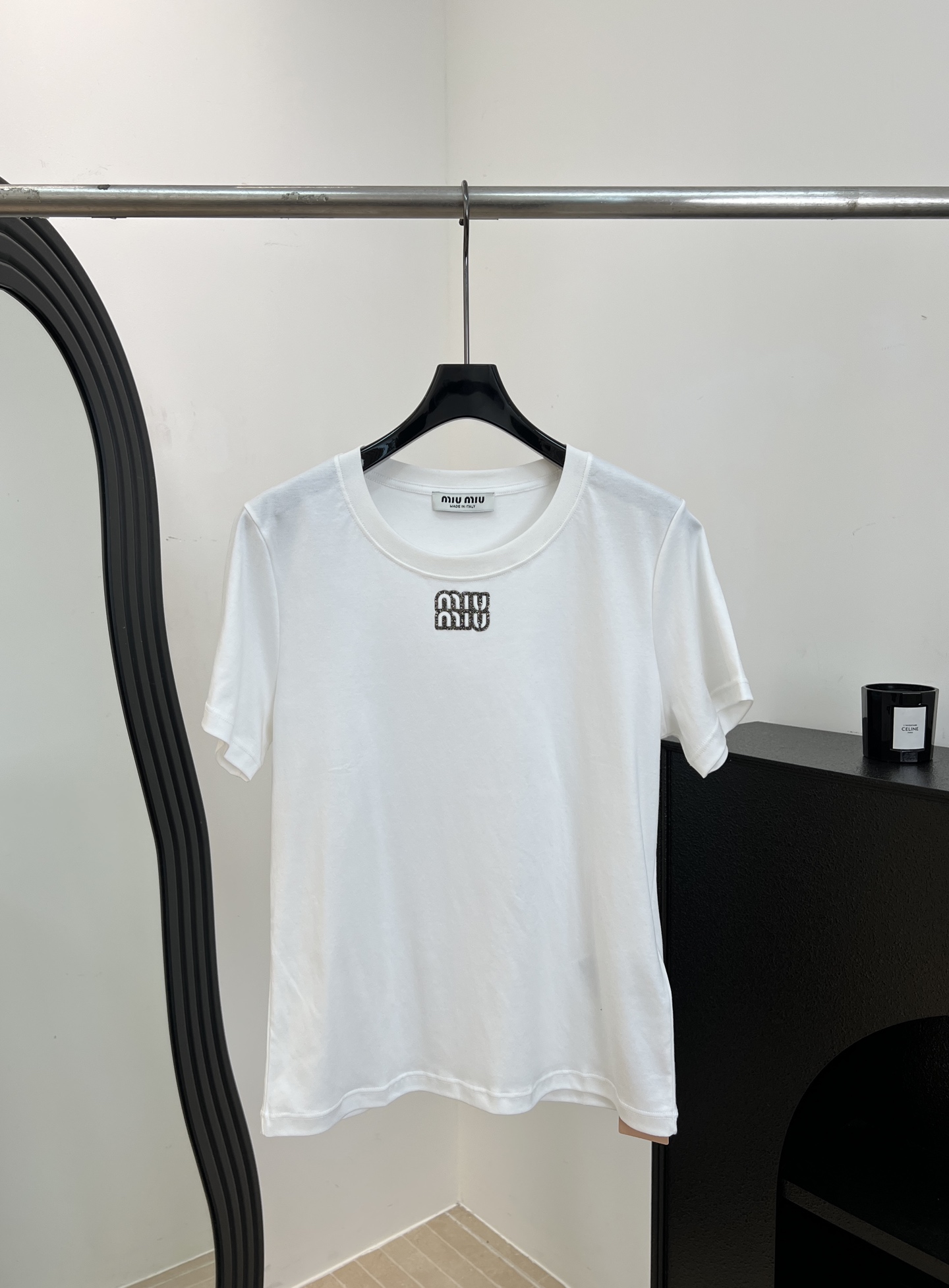 NO:927114,Miu Mi* spring and summer new style rhinestone logo short-sleeved T-shirt, made of high-count combed cotton, soft and skin-friendly, embroidered with diamond logo on the chest, slightly loose fit, size S M L XL,,miumiu,T-shirt,tees,t-shirt,19860909Miu Mi* 春夏新款 水钻Logo短袖T恤、采用高支精梳棉、柔软亲肤、于胸口刺绣钻饰徽标点缀、微宽松版型 码数S M L XL,,miumiu,T-shirt,tees，t-shirt,,Women's clothing