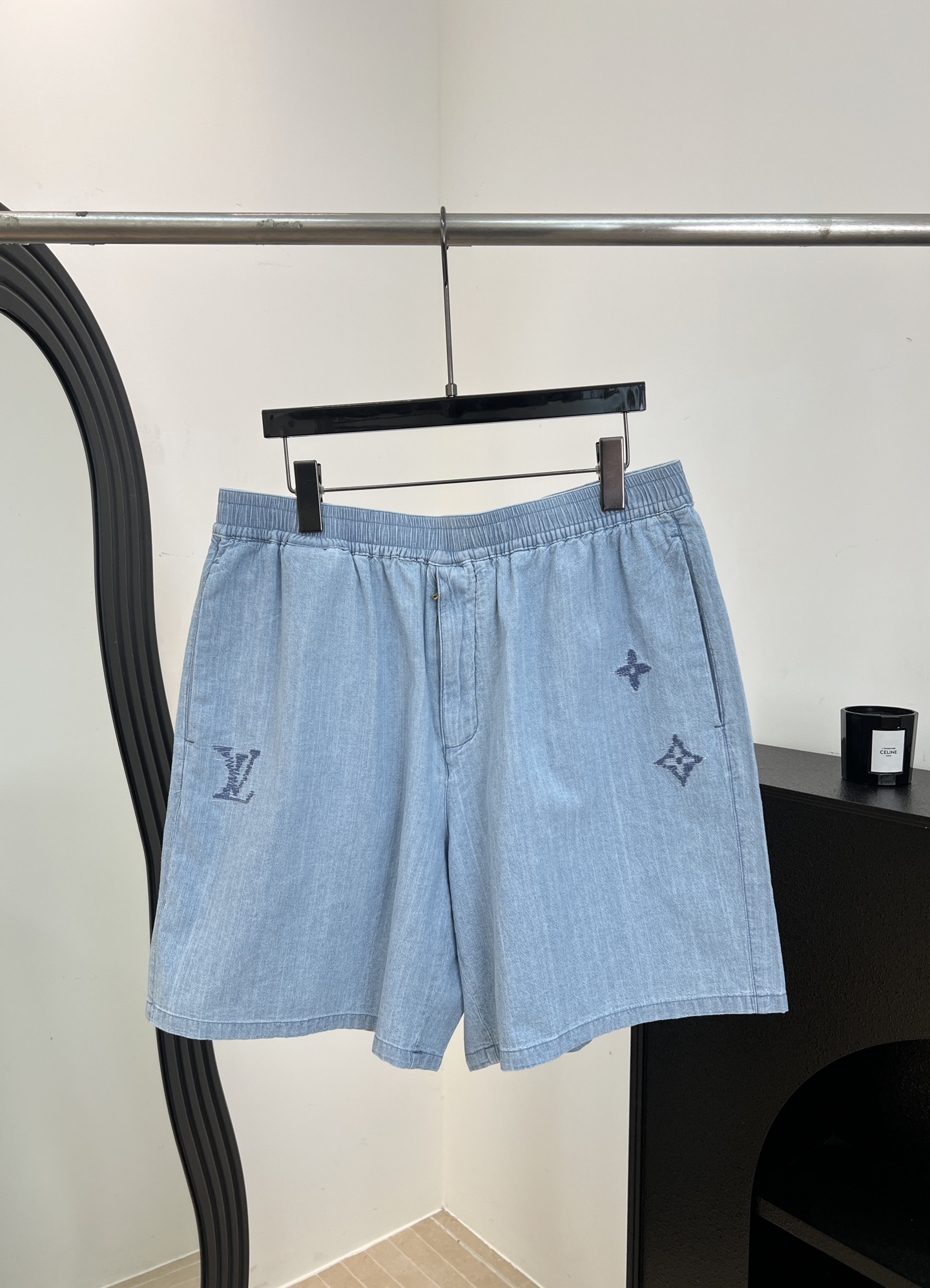 NO:893568,LouisVuitto* Louis spring and summer new style cotton embroidered denim shorts, light blue washed fabric, very suitable for summer, embellished with classic Monogram embroidery on the pants, straight version + elastic waist, loose version, size S M L XL,, louis vuitton, louis vuitton, shorts,19860909LouisVuitto* 路易 春夏新款 棉质刺绣牛仔短裤、浅蓝水洗面料、夏天穿超合适、裤身点缀经典Monogram刺绣、直筒版型+松紧腰、宽松版型 码数S M L XL,,louis vuitton,louis vuitton,shorts,,Women's clothing