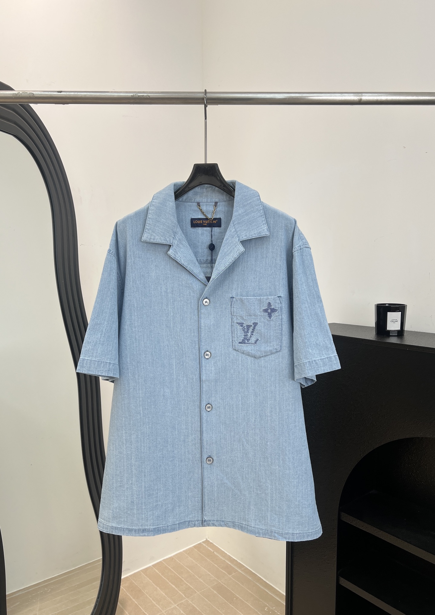 NO:893565,LouisVuitto* Louis spring and summer new cotton embroidered denim short-sleeved shirt, light blue washed fabric, very suitable for summer, chest pocket embellished with classic Monogram embroidery, loose fit, size S M L XL,, louis vuitton, louis vuitton, shirts, T-shirt,19860909LouisVuitto* 路易 春夏新款 棉质刺绣牛仔短袖衬衫、浅蓝水洗面料、夏天穿超合适、胸前口袋点缀经典Monogram刺绣、宽松版型 码数S M L XL,,louis vuitton,louis vuitton,shirts,T-shirt,,Women's clothing