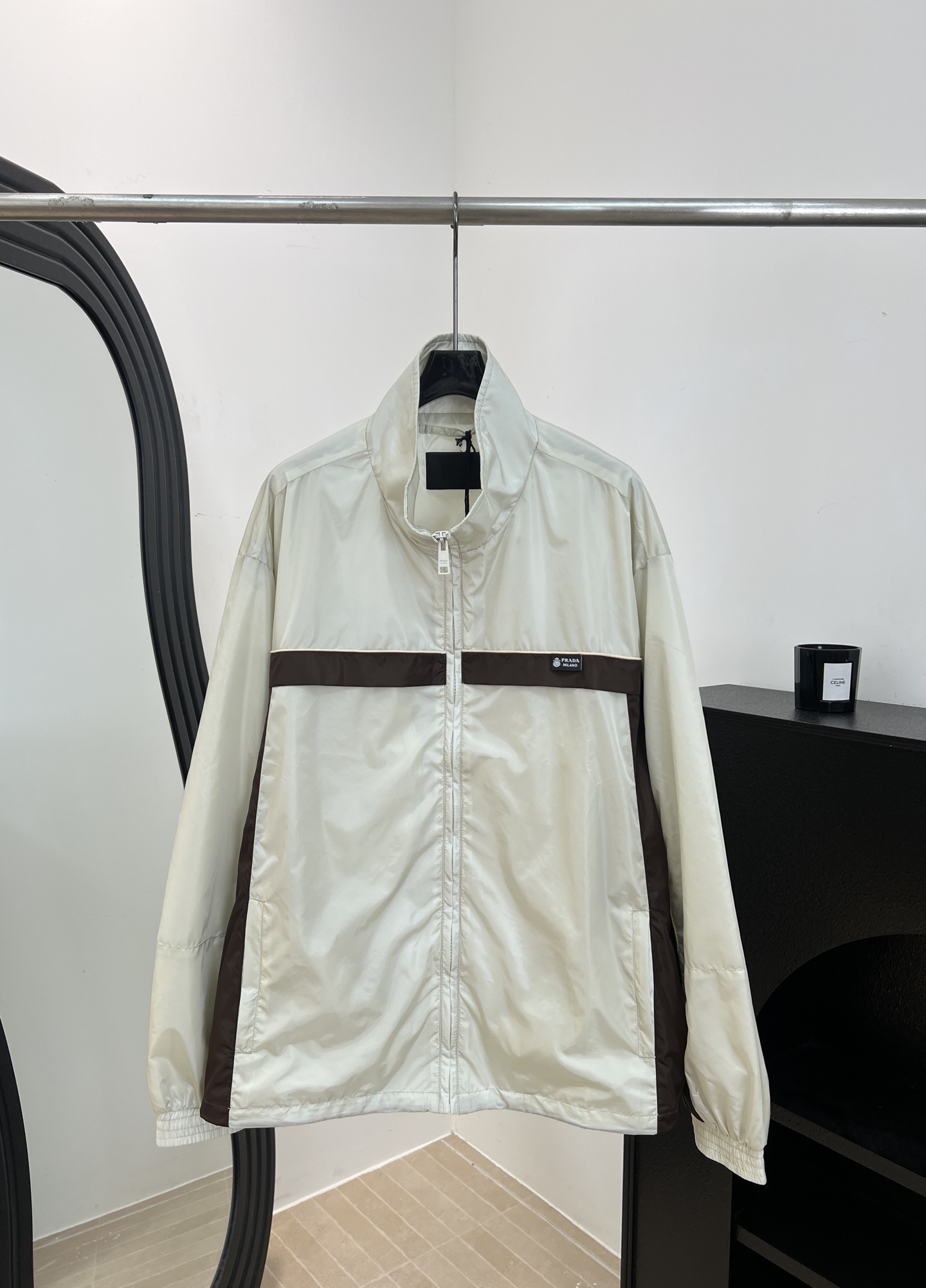 NO:911488,Men's Prad* Early autumn new color block nylon jacket with stand collar, made of beige nylon light windproof fabric, beige + brown contrast design, retro and high-end, loose fit, size S M L XL,, prada, jackets & coats,19860909男款Prad* 早秋新款 拼色立领尼龙夹克、采用米色尼龙轻薄防风面料、米白+棕色撞色设计、复古又高级、宽松版型 码数S M L XL,,prada,jackets & coats,,Women's clothing