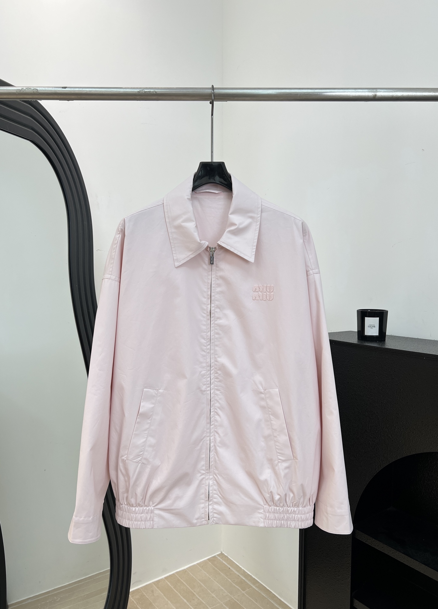 NO:911522,MiuMi* early autumn new style pink jacket with lapel, low saturation pink super gentle, lightweight cotton fabric + zipper closure, simple lapel design, brand embroidery on the chest, elastic cuffs and hem, loose fit, size S M L,,miumiu,jackets & coats,jackets & coats,19860909MiuMi* 早秋新款 翻领粉色夹克外套、低饱和度粉色超温柔、棉质轻薄面料+拉链开合、翻领设计简约、胸前品牌刺绣、袖口和下摆松紧收口、宽松版型 码数S M L,,miumiu,jackets & coats,jackets & coats,,Women's clothing