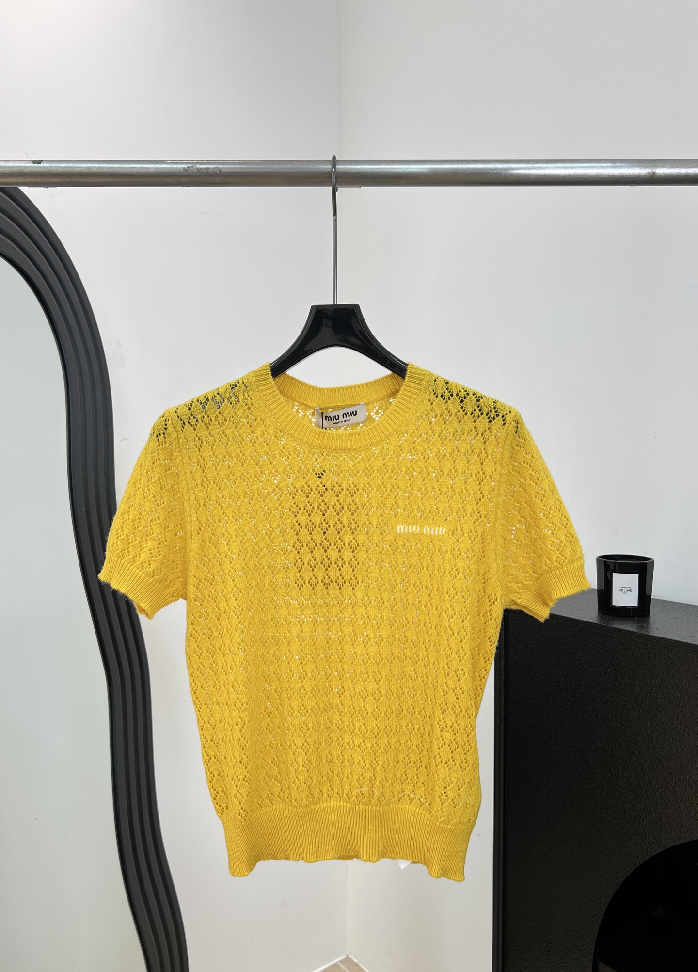 NO:911512,Miu Mi* new spring and summer style yellow hollow knitted short sleeves, using exquisite hollow technology, light and breathable, bright yellow, white, round neck + short sleeve design, simple and elegant, hollow texture adds layering, casual fit, size S M L,,miumiu,T-shirt,19860909Miu Mi* 春夏新款 黄色镂空针织短袖、采用精致镂空工艺、轻盈透气明亮黄色显白、圆领+短袖设计简约大方、镂空纹理让层次感、休闲版型 码数S M L,,miumiu,T-shirt,,Women's clothing