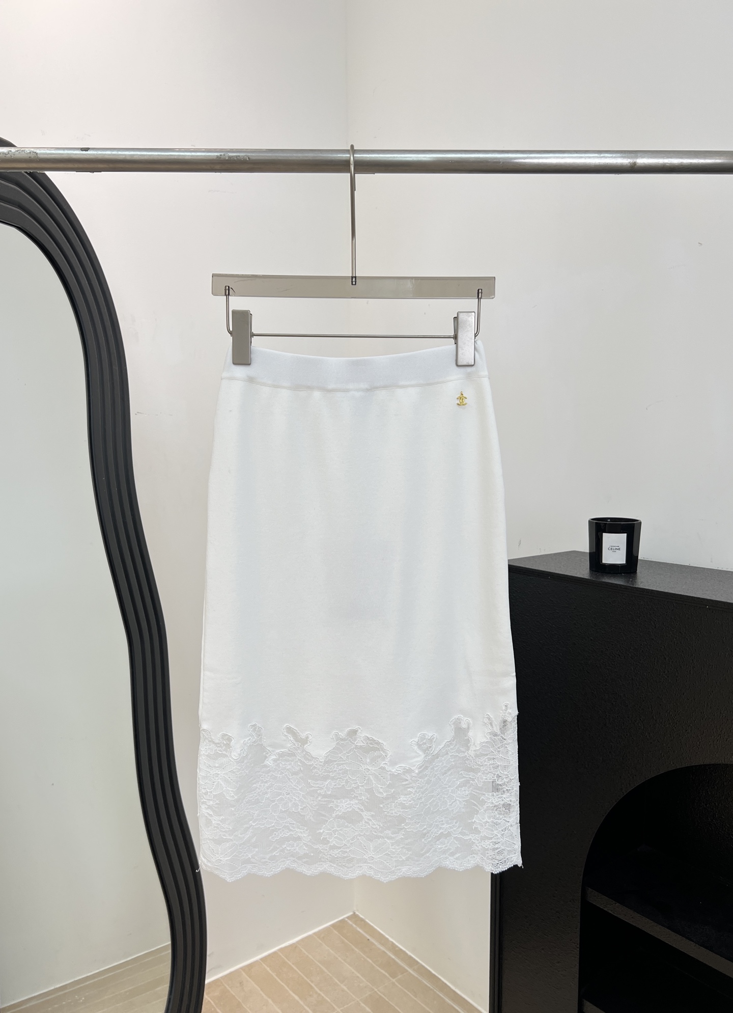 NO:911497,Chane* new spring and summer lace splicing skirt, made of soft knitted fabric, skin-friendly and breathable, lace embroidery design on the hem, French romantic atmosphere, high-waisted A-line version, size S M L,,chanel,skirts,19860909Chane* 春夏新款 蕾丝拼接半身裙、采用柔软针织面料、亲肤透气、下摆蕾丝刺绣设计、法式浪漫氛围、高腰A字版型 码数S M L,,chanel,skirts,,Women's clothing