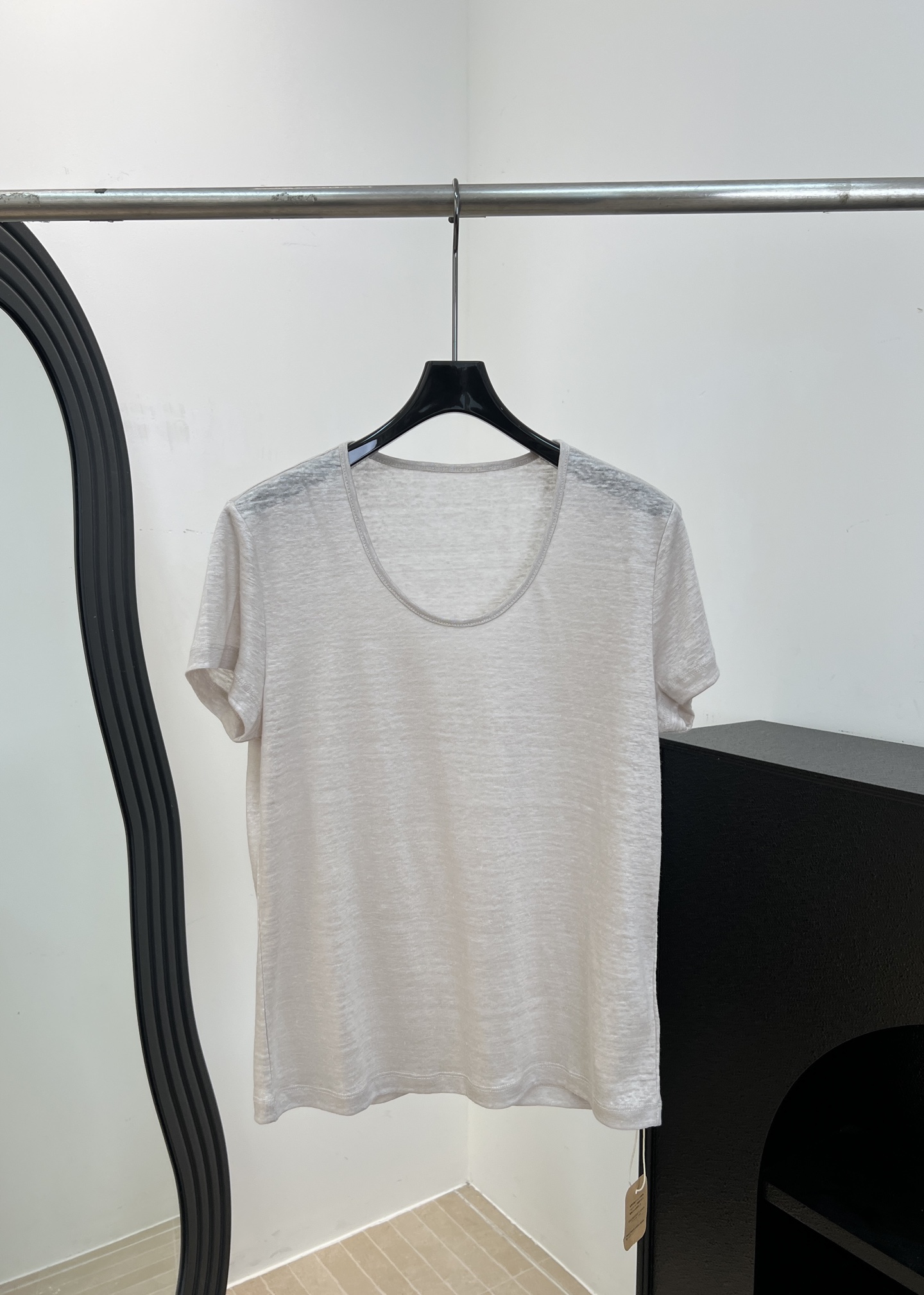 NO:925404,Brand new spring and summer U-neck linen short-sleeved T-shirt, made of Belgian liquid ammonia linen, soft and breathable, U-neck design modifies the neck line, refreshing and not stuffy to wear, casual fit, size S M L,, T-shirt, tees, t-shirt,19860909品牌 春夏新款 U领亚麻短袖T恤、采用比利时液氨亚麻、柔软透气、U领设计修饰颈部线条、穿着清爽不闷热、休闲版型 码数S M L,,T-shirt,tees，t-shirt,,Women's clothing