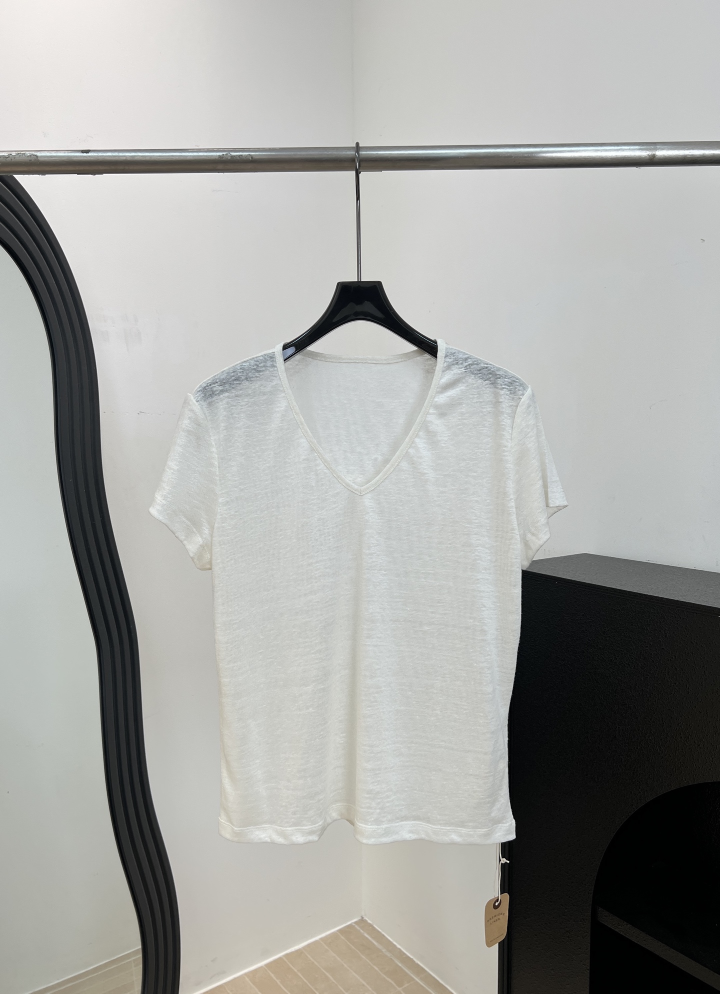NO:925411,Brand new spring and summer V-neck linen short-sleeved T-shirt, made of Belgian liquid ammonia linen, soft and breathable, V-neck design modifies the neck line, refreshing and not stuffy to wear, casual fit, size S M L,, T-shirt, tees, t-shirt,19860909品牌 春夏新款 V领亚麻短袖T恤、采用比利时液氨亚麻、柔软透气、V领设计修饰颈部线条、穿着清爽不闷热、休闲版型 码数S M L,,T-shirt,tees，t-shirt,,Women's clothing