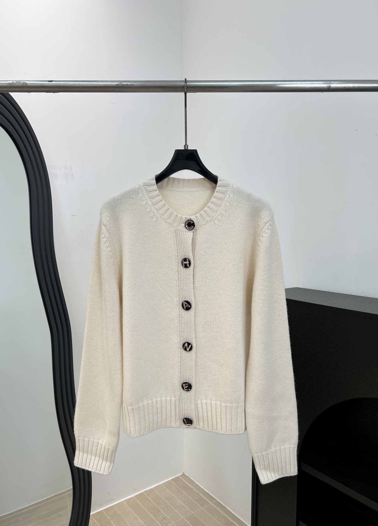 NO:925396,Chane* new autumn and winter white knitted cardigan, made of soft cashmere blend, delicate and warm to the touch, round neck + single-row button design, black button embellishment, ribbed cuffs and hem, loose fit, size S M L,,chanel,19860909Chane* 秋冬新款 白色针织开衫、采用柔软羊绒混纺、触感细腻又保暖、圆领+单排纽扣设计、黑色纽扣点缀、罗纹袖口和下摆、宽松版型 码数S M L,,chanel,,Women's clothing