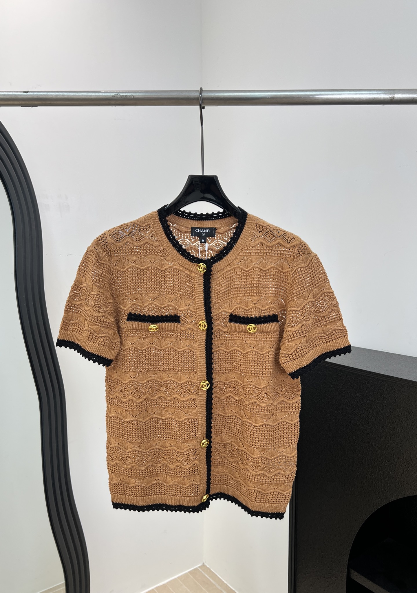 NO:925362,Chane* Early Autumn New Style Caramel knitted short-sleeves, hollow knitted fabric + black lace piping, golden double C buttons retro and elegant, caramel color white and gentle, casual fit, size S M L,,chanel,T-shirt,19860909Chane* 早秋新款 焦糖色针织短袖、镂空针织面料+黑色蕾丝滚边、金色双C扣复古又优雅、焦糖色显白又温柔、休闲版型 码数S M L,,chanel,T-shirt,,Women's clothing