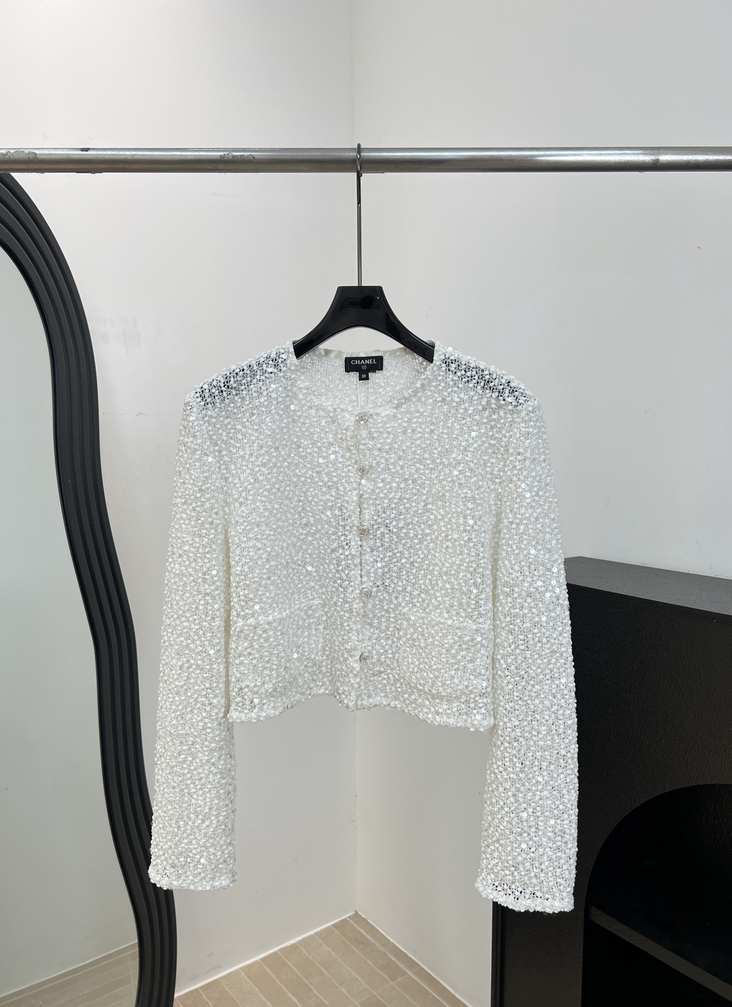 NO:925373,Chane* Early Autumn New Style White sequin snowflake short jacket, classic small fragrance design, round neck + short cut, elegant and showing body proportions, sequin material embellishment, light and breathable, casual fit Size S M L,,chanel,jackets & coats,19860909Chane* 早秋新款 白色亮片雪花短外套、经典小香风设计、圆领+短款剪裁、优雅又显身材比例、亮片材质点缀、轻薄透气、休闲版型 码数S M L,,chanel,jackets & coats,,Women's clothing