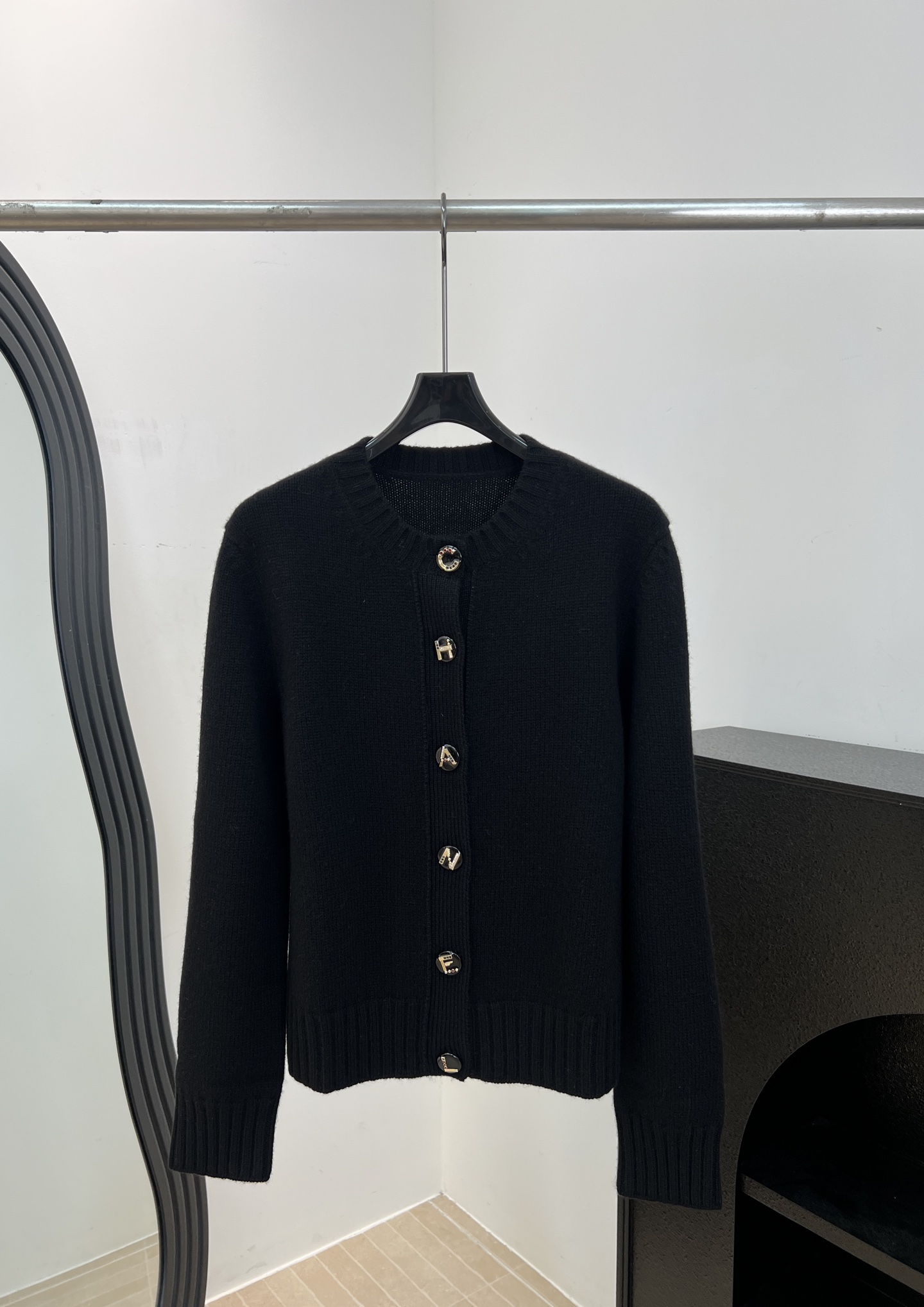 NO:925388,Chane* new autumn and winter style black knitted cardigan, made of soft cashmere blend, delicate and warm to the touch, round neck + single-row button design, black button embellishment, ribbed cuffs and hem, loose fit, size S M L,,chanel,19860909Chane* 秋冬新款 黑色针织开衫、采用柔软羊绒混纺、触感细腻又保暖、圆领+单排纽扣设计、黑色纽扣点缀、罗纹袖口和下摆、宽松版型 码数S M L,,chanel,,Women's clothing