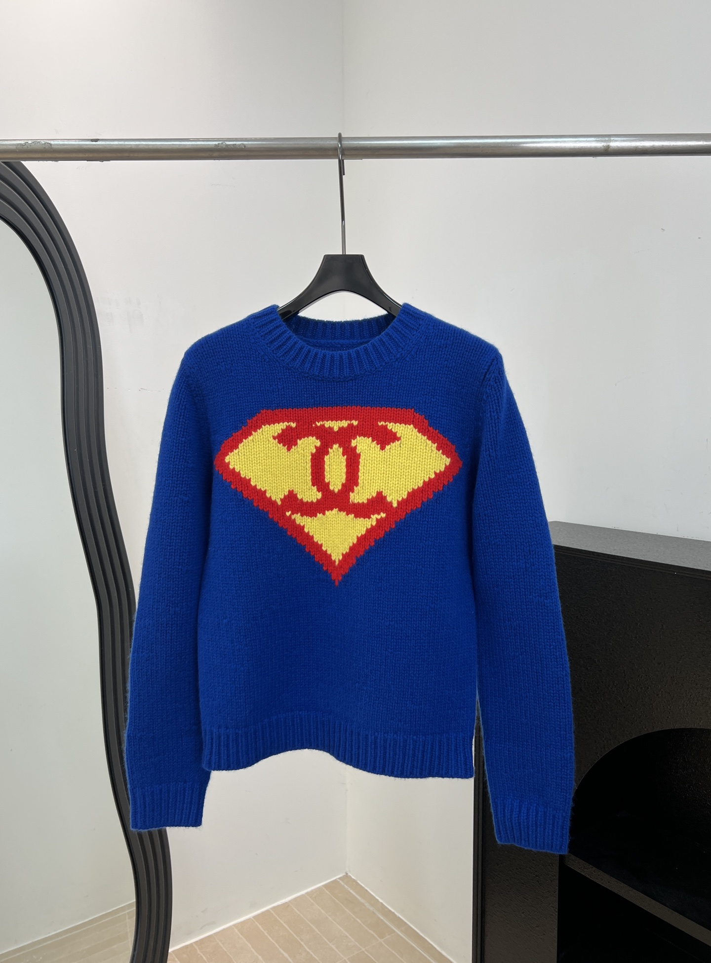NO:925381,Chane* Autumn and winter new style Superman shield logo knitted sweater, made of thick woolen cashmere fabric, high saturation Klein blue, decorated with red and yellow color classic Superman shield jacquard embedded brand double C logo on the chest, round neck design with ribbed cuffs, cuffs and hem reinforced seams, casual fit Size S M L,,chanel,sweaters,19860909Chane* 秋冬新款 超人盾形徽标针织毛衣、采用厚实粗纺羊绒面料、高饱和度克莱因蓝、胸前饰有红黄配色经典超人盾形提花内嵌品牌双c标识、圆领设计搭配罗纹袖口、袖口与下摆加固锁边、休闲版型 码数S M L,,chanel,sweaters,,Women's clothing