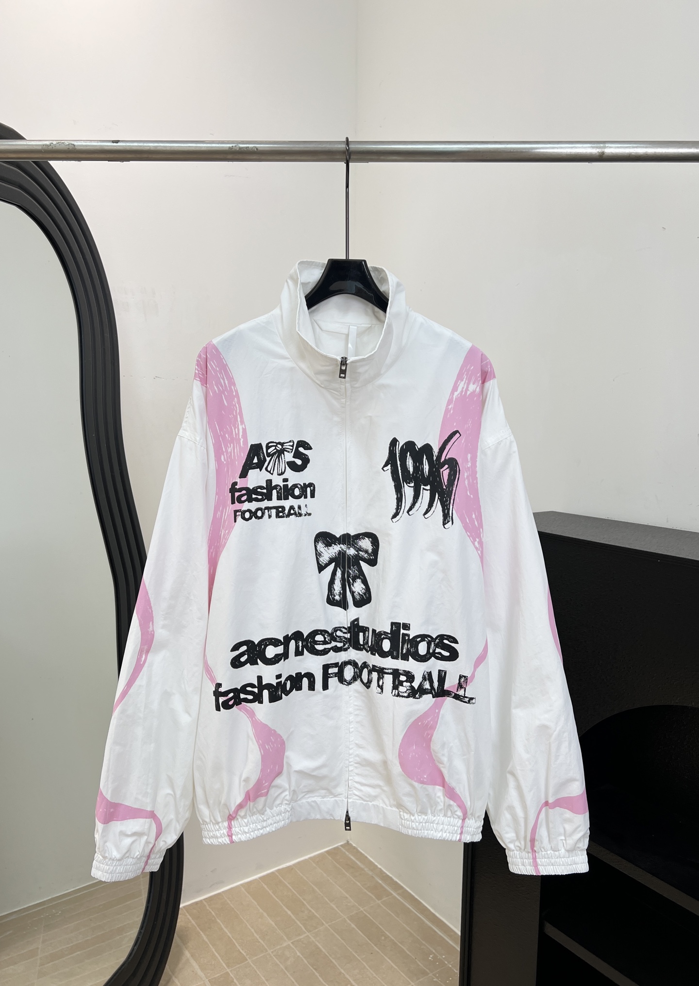 NO:925403,Acne Studio* new autumn and winter 1996 World Cup series jersey jacket, pink and white contrasting color + bow graffiti, vertical mesh fabric, loose shoulder design, same style for men and women, size S M L,,acne studios,dior,jackets & coats,19860909Acne Studio* 秋冬新款 1996世界杯系列球衣外套、粉白撞色+蝴蝶结涂鸦、竖纹网眼面料、宽松落肩版型、男女同款 码数S M L,,acne studios,dior,jackets & coats,,Women's clothing