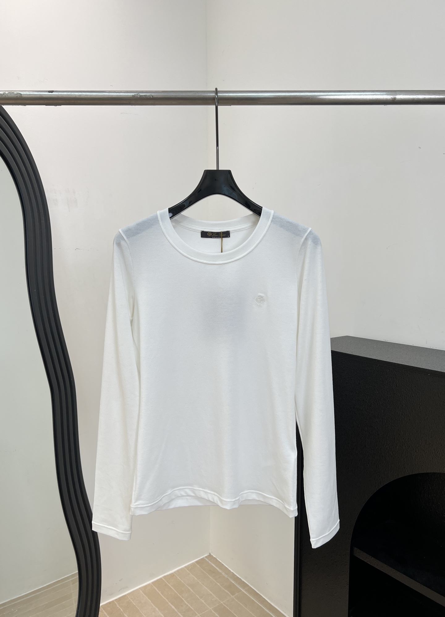 NO:925367,Loro Pian* LP new style for autumn and winter. Linen round neck long-sleeved bottoming shirt. Linen fabric combines ingredients of 50 polyester/25 linen/15 liquid ammonia/10 spandex. The smooth drape of viscose neutralizes the rough texture of linen. Small monochrome embroidery of LP letters on the front left chest. Casual fit. Size S M L XL,, loro piana, loro piana,19860909Loro Pian* LP 秋冬新款 亚麻圆领长袖打底衫、亚麻面料结合成分50聚脂千维/25亚麻/15液氨/10氨纶、粘纤的柔滑垂坠感中和亚麻的粗粝肌理、前左胸单色小精致刺绣LP字母、休闲版型 码数S M L XL,,loro piana,loro piana,,Women's clothing