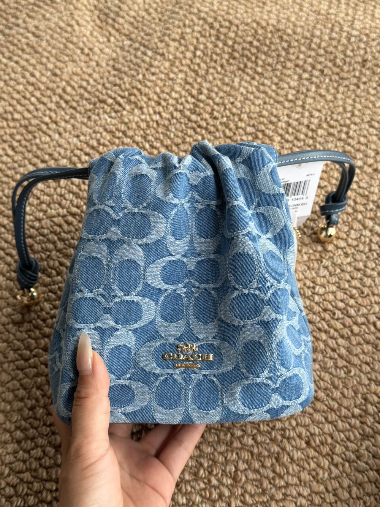 NO:923136,COACH, originally sold through order channels; limited quantity, classic logo drawstring magnetic closure, detachable chain handle and shoulder strap, bucket bag, fabric and cowhide, crossbody shoulder bag, mini women's model, indigo,,coach,coach,shoulder bags,cowhide,19860909COACH蔻驰 原单纯订单渠道货；数量不多经典标志拉绳磁扣开合可拆卸链条手柄及肩带水桶包 织物拼牛皮 斜挎单肩包 迷你 女款 靛蓝色,,coach,coach,shoulder bags,cowhide,,Women's clothing