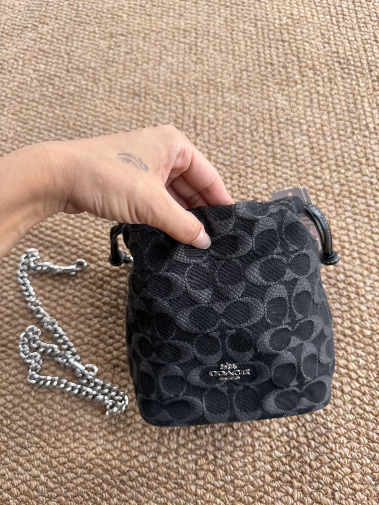 NO:923129,COACH, originally sold through order channels; limited quantity, classic logo drawstring magnetic closure, detachable chain handle and shoulder strap, bucket bag, fabric and cowhide, crossbody shoulder bag, mini women's model, black,,coach,coach,shoulder bags,cowhide,19860909COACH蔻驰 原单纯订单渠道货；数量不多经典标志拉绳磁扣开合可拆卸链条手柄及肩带水桶包 织物拼牛皮 斜挎单肩包 迷你 女款 黑色,,coach,coach,shoulder bags,cowhide,,Women's clothing