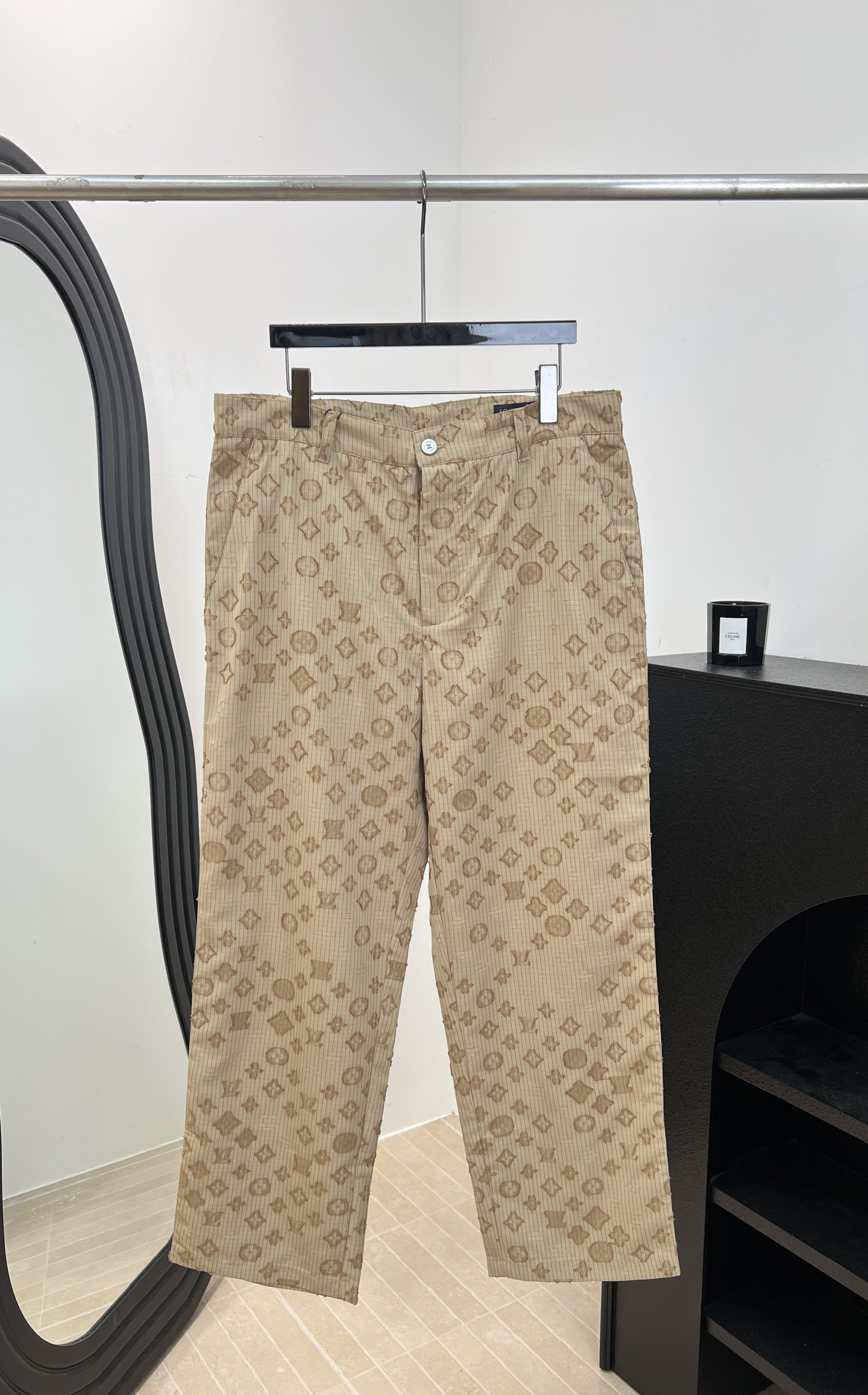 NO:925397,Men's LouisVuitto* Louis' new autumn and winter jacquard MONOGRAM casual pants, made of cotton blended material and jacquard cut pattern, interpret the new outdoor fashion. The mottled camouflage style Monogram Surplus logo is integrated into the lightweight textured fabric, pearlescent buttons, casual fit, size S M L XL,, louis vuitton, louis vuitton,19860909男款LouisVuitto* 路易 秋冬新款 提花MONOGRAM休闲裤、采用棉混纺材质、提花剪花图案,演绎户外新风尚.斑驳迷彩风Monogram Surplus 标识融入质感轻盈的纹理织物、珠光纽扣、休闲版型 码数S M L XL,,louis vuitton,louis vuitton,,Women's clothing