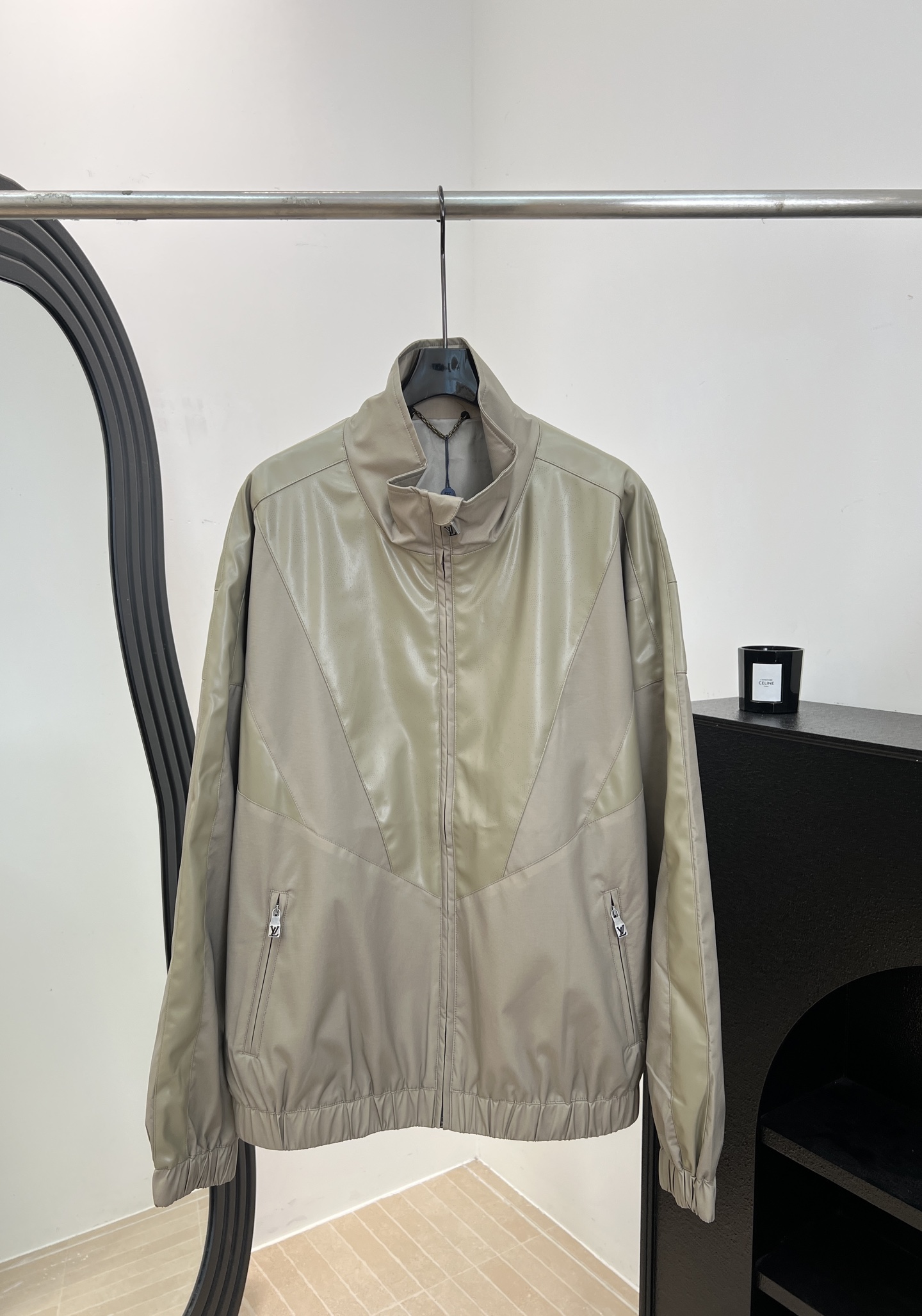 NO:925372,Men's LouisVuitto* Louis new autumn and winter stand-up collar spliced ​​leather jacket, soft leather structure partially showing Monogram perforation pattern, equipped with lined zipper front, zipper pockets, loose fit Size S M L XL,,louis vuitton,louis vuitton,jackets & coats,jackets & coats,19860909男款LouisVuitto* 路易 秋冬新款 立领拼接皮革夹克外套、柔软皮革结构局部呈现 Monogram 穿孔图案、配有内衬拉链前襟、拉链口袋、宽松版型 码数S M L XL,,louis vuitton,louis vuitton,jackets & coats,jackets & coats,,Women's clothing