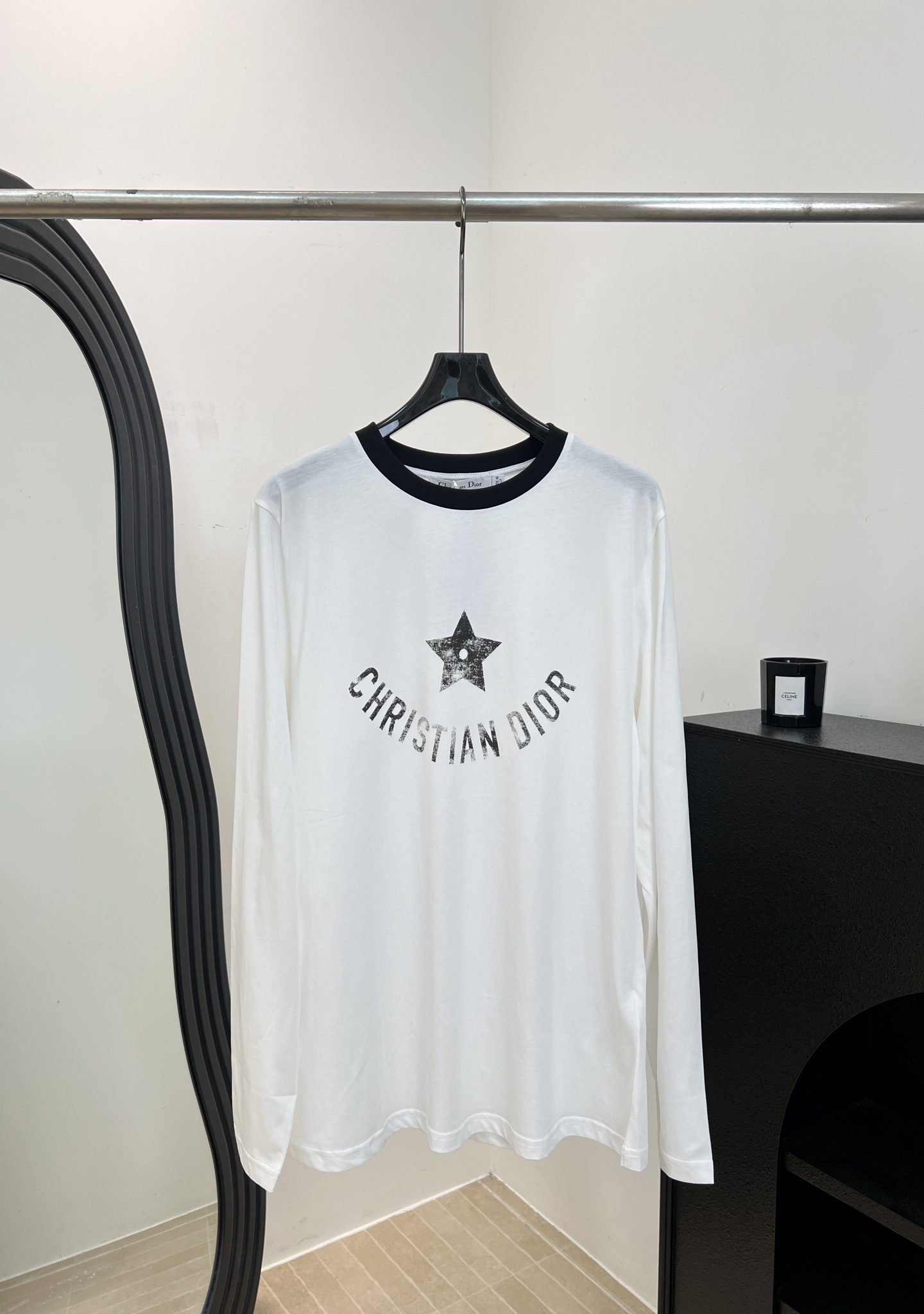 NO:925363,Dio* Early Autumn New Style Star-printed long-sleeved T-shirt, cotton knitted fabric, soft and skin-friendly, white main color + black round neck, five-pointed star and 'CHRISTIAN DIOR' letters on the chest, contrasting collar design, casual fit, size S M L,, dior, tees, t-shirt,19860909Dio* 早秋新款 星星印花长袖T恤、棉质针织面料、柔软亲肤、白色主色+黑色圆领、胸前五角星和“CHRISTIAN DIOR”字母、撞色领口设计、休闲版型 码数S M L,,dior,tees，t-shirt,,Women's clothing