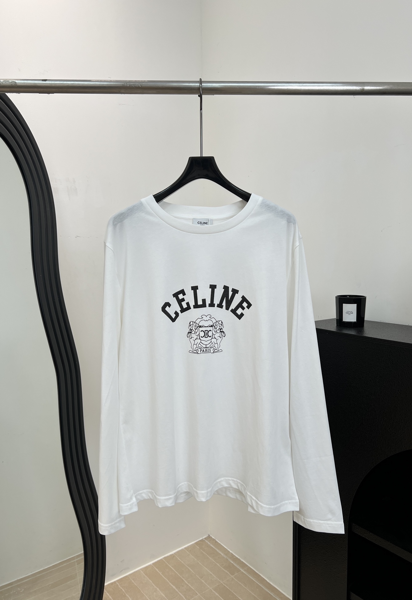 NO:925368,CELIN* Early autumn new cotton white long-sleeved T-shirt, made of soft cotton fabric, skin-friendly and comfortable, front brand logo + badge pattern, loose fit, size S M L,,celine,tees,t-shirt,19860909CELIN* 早秋新款 棉质白色长袖T恤、采用柔软棉质面料、亲肤又舒适、正面品牌标志+徽章图案、宽松版型 码数S M L,,celine,tees，t-shirt,,Women's clothing