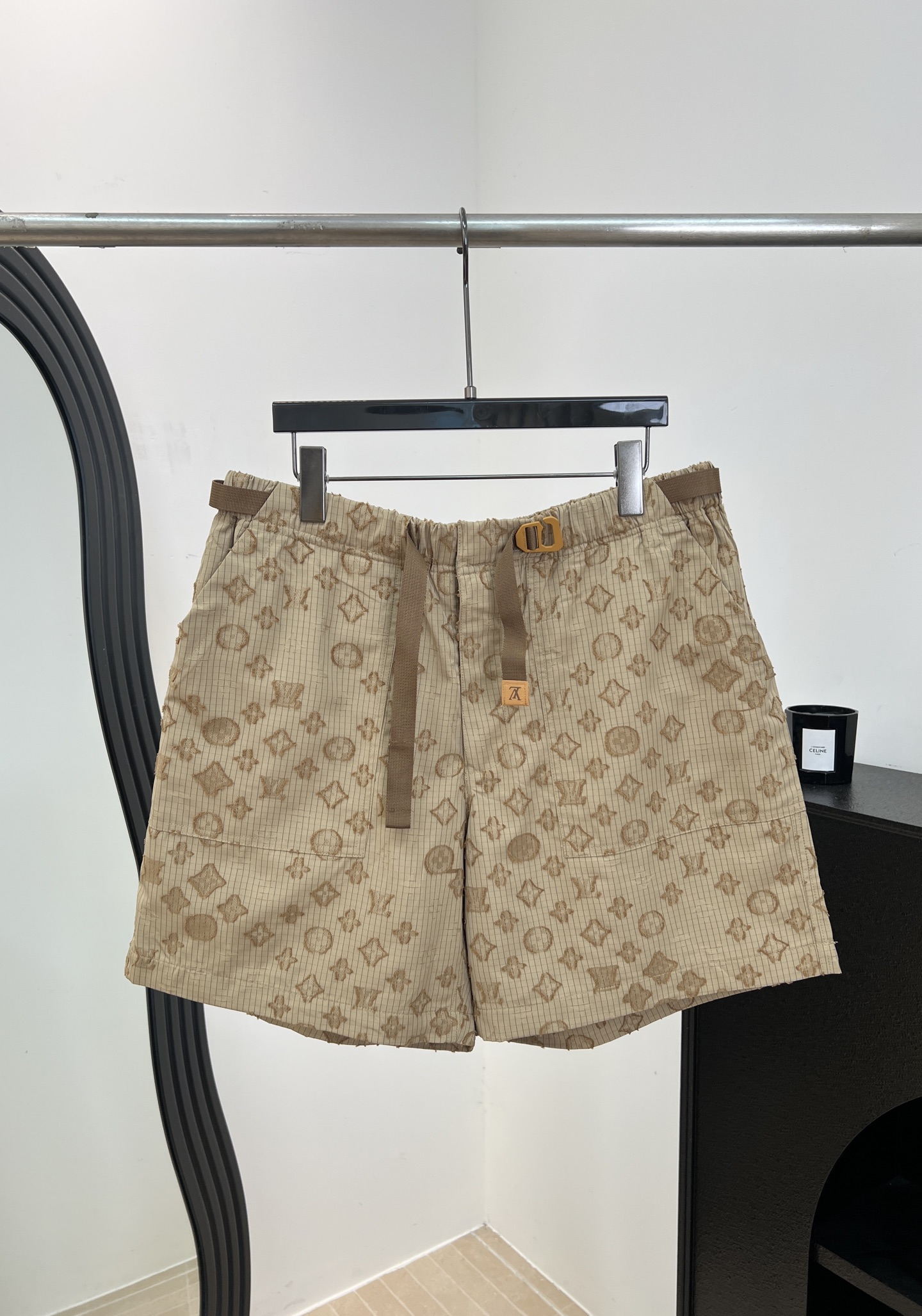 NO:925389,Men's LouisVuitto* Louis early autumn new jacquard MONOGRAM cargo shorts, made of cotton blended material, jacquard cut pattern mottled camouflage style Monogram Surplus logo integrated into lightweight textured fabric, belt design, casual fit, size S M L XL,,louis vuitton,louis vuitton,shorts,19860909男款LouisVuitto* 路易 早秋新款 提花MONOGRAM工装短裤、采用棉混纺材质、提花剪花图案斑驳迷彩风Monogram Surplus 标识融入质感轻盈的纹理织物、腰带设计、休闲版型 码数S M L XL,,louis vuitton,louis vuitton,shorts,,Women's clothing