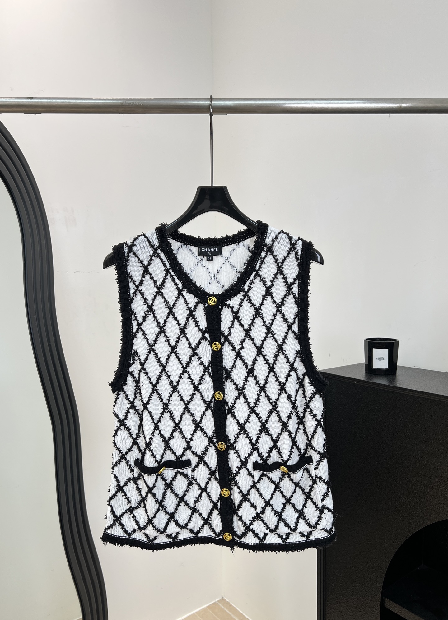 NO:928253,Chane* new spring and summer style diamond knitted vest, classic diamond texture + black edging, gold button embellishment, two symmetrical pockets are practical and beautiful, sleeveless design, casual fit Size S M L,,chanel,19860909Chane* 春夏新款 菱格纹针织马甲、经典菱格纹理+黑色包边、金色纽扣点缀、两个对称口袋实用又美观、无袖设计、休闲版型 码数S M L,,chanel,,Women's clothing