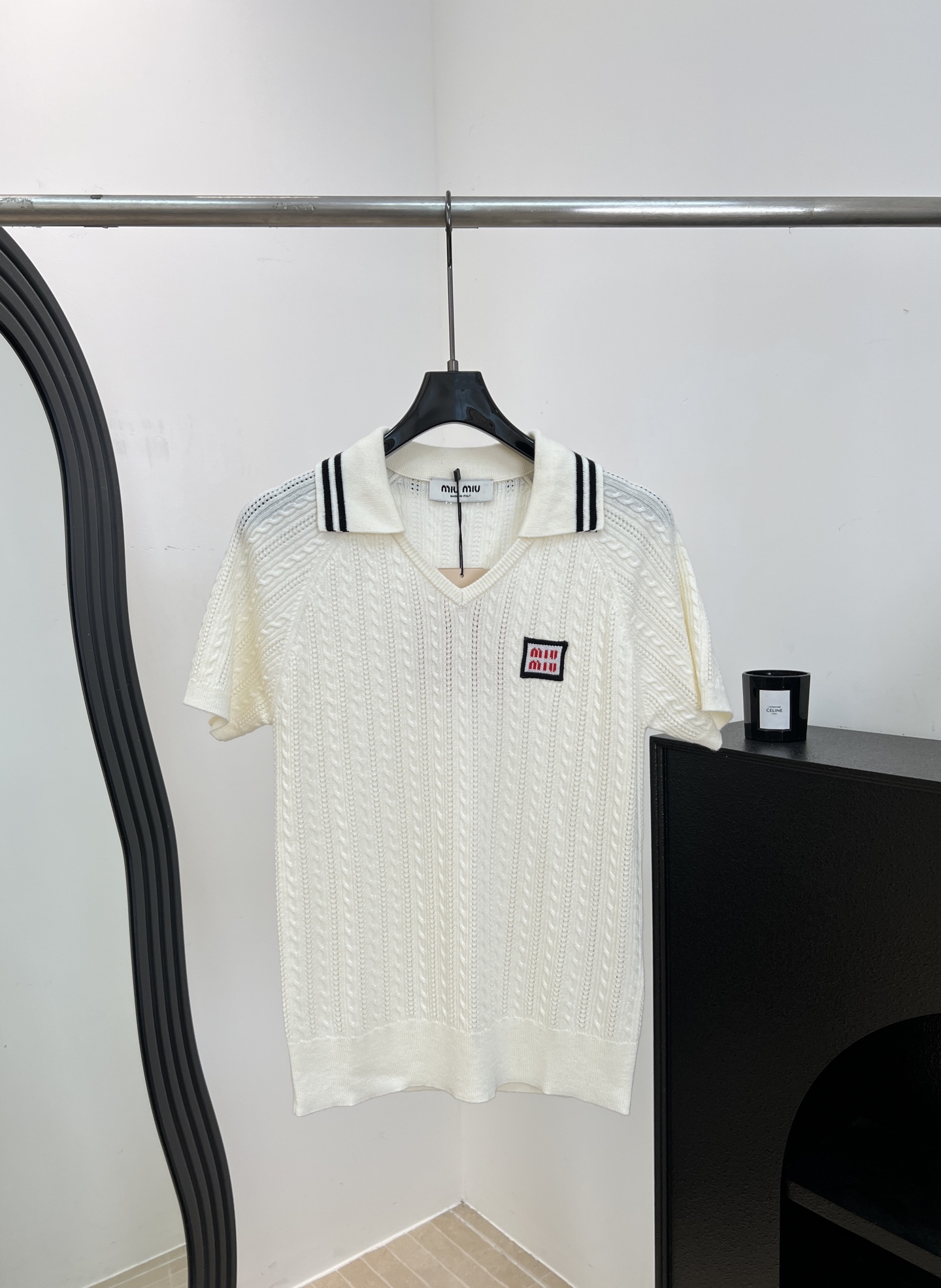 NO:928243,Miu MI* new spring and summer cable knitted Polo shirt, V-neck + black and white striped lapel design, small square logo on the chest, cable texture makes the whole body more layered, casual fit Size S M L,,miumiu,19860909Miu MI* 春夏新款 绞花针织Polo衫、V领+黑白条纹翻领设计、胸前小方标logo、绞花纹理让整体更有层次、休闲版型 码数S M L,,miumiu,,Women's clothing