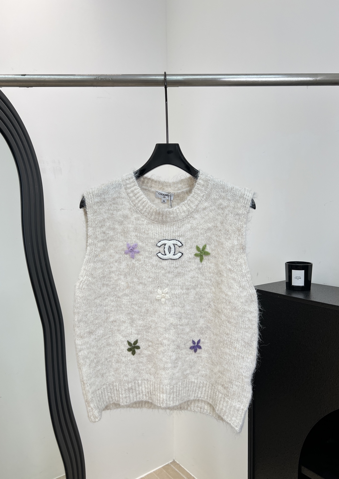 NO:928231,Chane* Spring and Summer New Style Embroidered Knitted Vest, Soft Material and Super Comfortable, Round Neck Sleeveless Design, Classic Double C Logo on the Front + Purple, Green, and White Flower Embroidery, Casual Fit Size S M L,,chanel,19860909Chane* 春夏新款 刺绣针织马甲、柔软材质超舒适、圆领无袖设计、正面有经典双C标志+紫色、绿色、白色小花刺绣、休闲版型 码数S M L,,chanel,,Women's clothing
