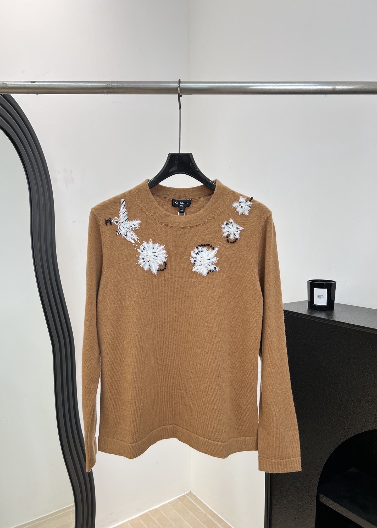 NO:928220,Chane* Early Autumn New Bird Appliqué Sweater, Coffee Color Base + Flying Crow Flower Appliqué, Soft Knitted Fabric, Super Comfortable to Wear Close to the Body, Loose Fit Size S M L,,chanel,19860909Chane* 早秋新款 飞鸟贴布绣针织衫、咖色基调+飞乌花卉贴布绣、柔软针织面料、贴身穿着超舒适、宽松版型 码数S M L,,chanel,,Women's clothing