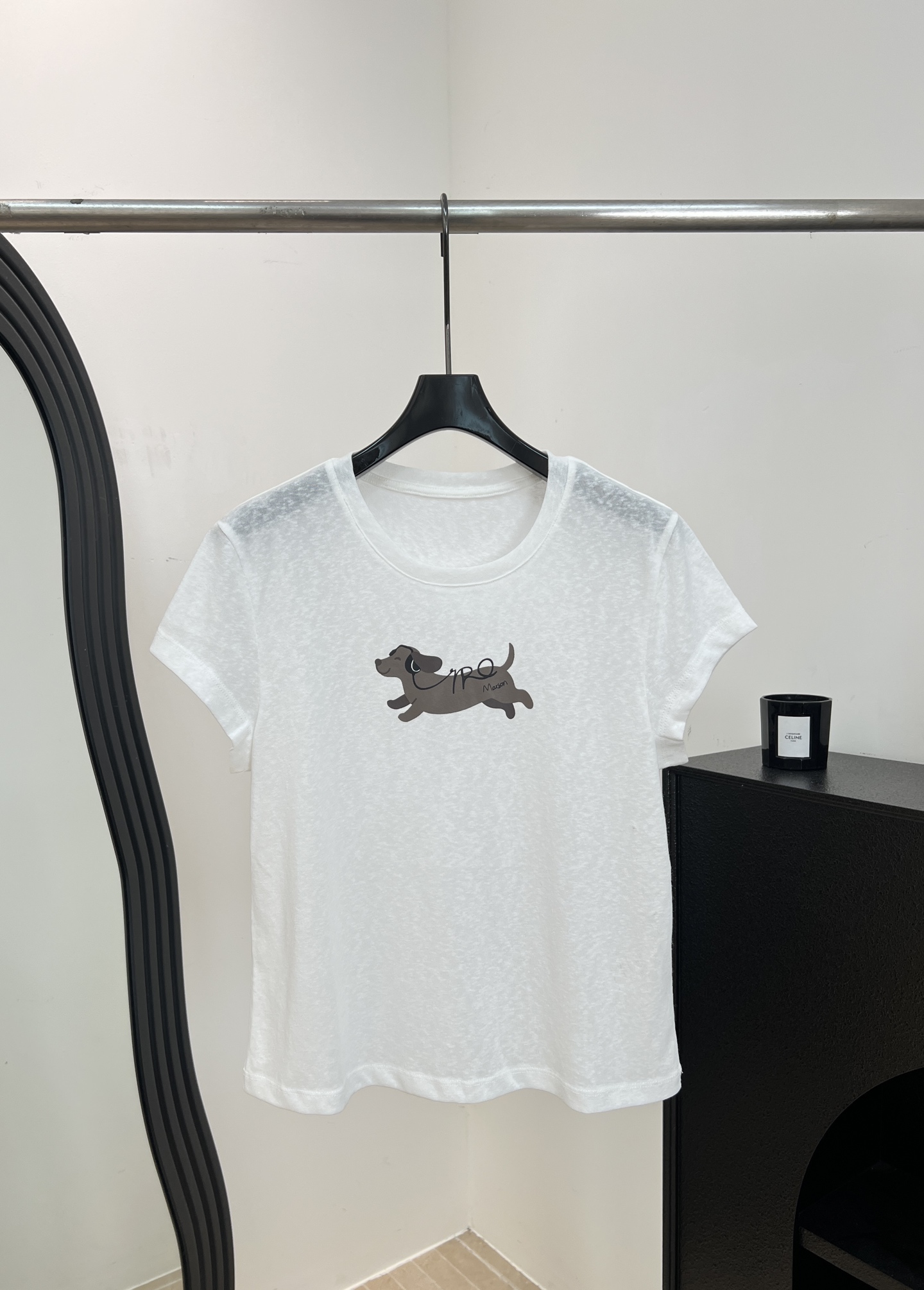 NO:928289,IRO spring and summer new style dachshund printed T-shirt, made of linen fabric, light and breathable, dachshund pattern on the chest + brand logo, right shoulder cut to modify the shoulder line, casual fit, size S M L,, tees, t-shirt,19860909IRO 春夏新款 腊肠狗印花T恤、采用亚麻面料、轻薄透气、胸口腊肠狗图案+品牌logo、正肩剪裁修饰肩部线条、休闲版型 码数S M L,,tees，t-shirt,,Women's clothing