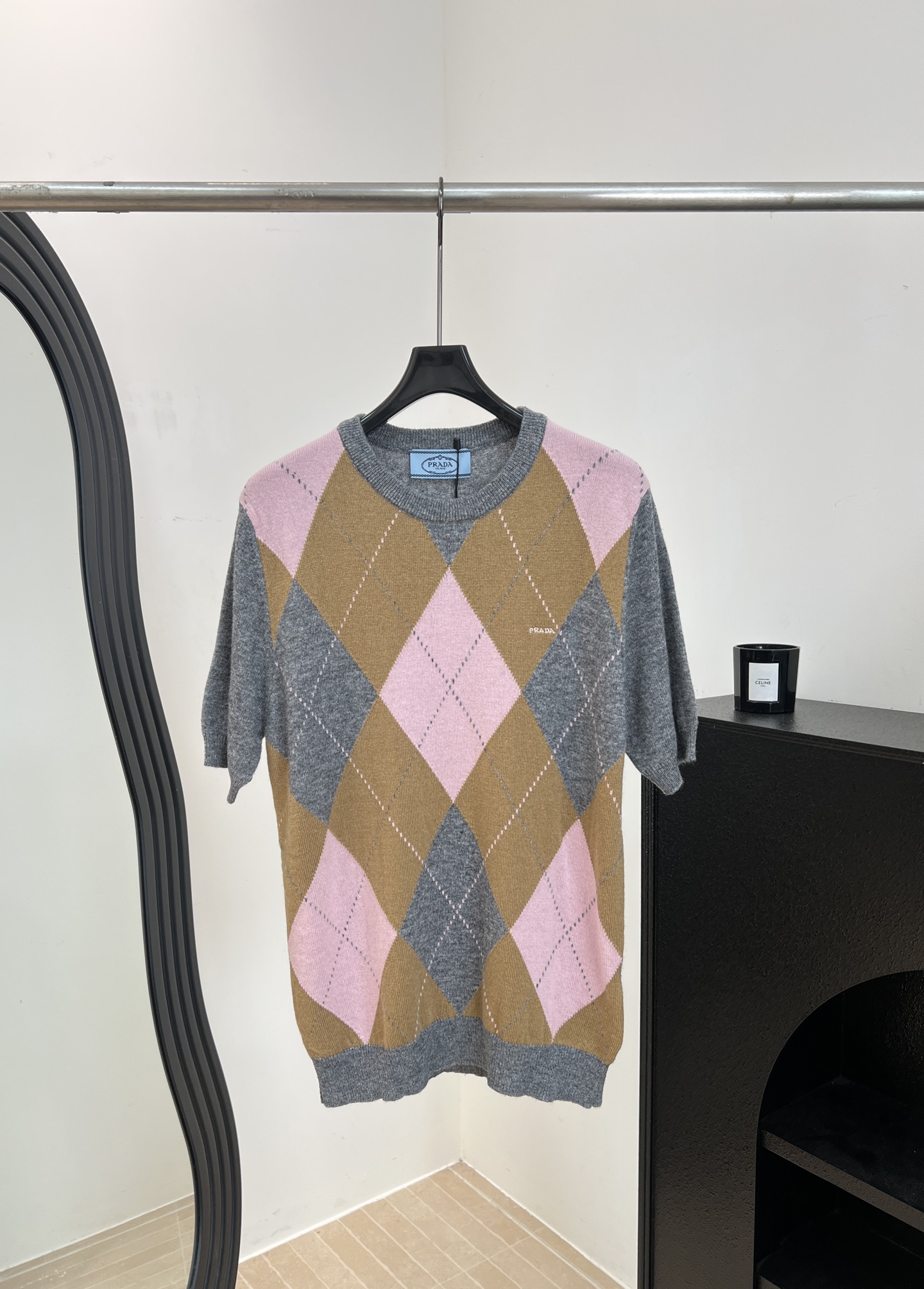 NO:934534,Prad* Early autumn new diamond pattern sweater, pink gray brown low saturation diamond pattern full of retro college style, cashmere blended material, soft and skin-friendly, casual fit, size S M L,, prada,19860909Prad* 早秋新款 菱格纹针织衫、粉灰棕低饱和菱格设计复古学院风满满、羊绒混纺材质、柔软亲肤、休闲版型 码数S M L,,prada,,Women's clothing