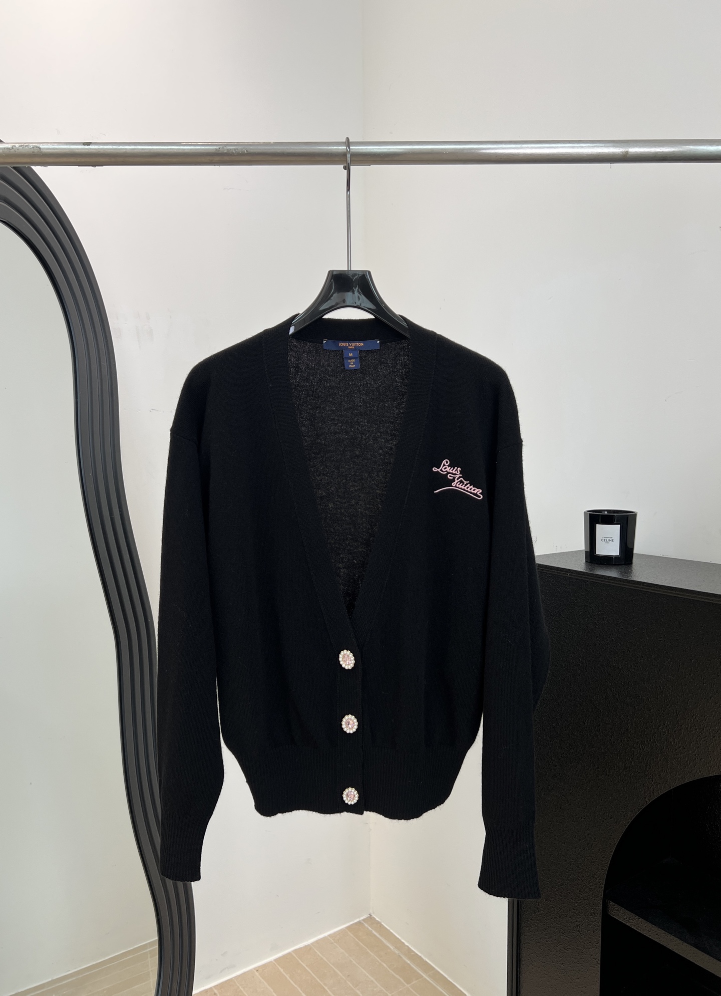 NO:934529,LouisVuitto* Louis' new early autumn V-neck wool short knitted cardigan, made of soft wool fabric, ribbed waistline and ribbed hem, italic letter embroidery on the chest, casual fit, size S M L,,louis vuitton,louis vuitton,19860909LouisVuitto* 路易 早秋新款 V领羊毛短款针织开衫、采用柔软的羊毛面料、腰线和罗纹下摆为罗纹、胸前斜体字母刺绣字样、休闲版型 码数S M L,,louis vuitton,louis vuitton,,Women's clothing