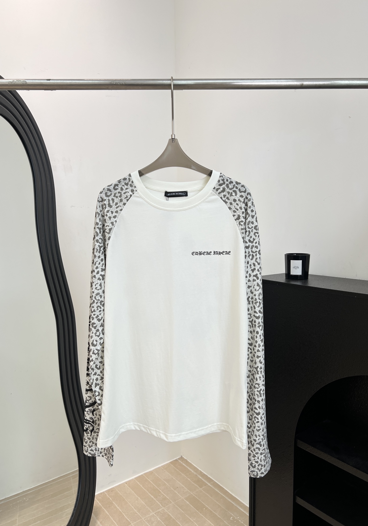 NO:934526,Chrome Heart* Chrome Heart's new early autumn cross Sanskrit print leopard print raglan sleeve long-sleeved T-shirt, using white main color + leopard print sleeves, modified shoulder line, casual fit, size S M L,, chrome hearts, chrome hearts, tees, t-shirt,19860909Chrome Heart* 克罗心 早秋新款 十字架梵文印花豹纹插肩袖长袖T恤、采用白色主色+豹纹拼袖、修饰肩线穿起来慵懒随性、休闲版型 码数S M L,,chrome hearts,chrome hearts,tees，t-shirt,,Women's clothing