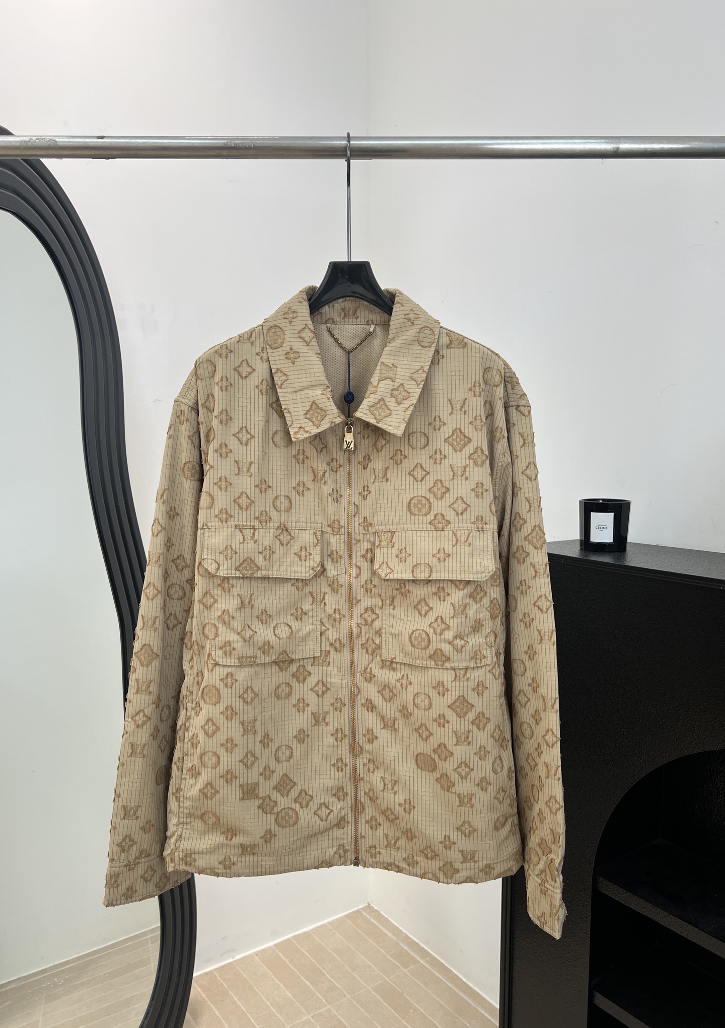 NO:934539,Men's LouisVuitto* Louis early autumn new jacquard lapel zipper shirt jacket, tear-resistant fabric decorated with full-length jacquard cut-out logo, mesh lining with rear slit and adjustable hem, hidden snap-button cuffs, loose fit, size S M L XL,,louis vuitton,louis vuitton,jackets & coats,shirts,19860909男款LouisVuitto* 路易 早秋新款 提花翻领拉链衬衫外套、抗撕裂面料饰有全幅提花剪花标识、网格内衬后开衩可调节下摆、隐藏式按扣袖口、宽松版型 码数S M L XL,,louis vuitton,louis vuitton,jackets & coats,shirts,,Women's clothing