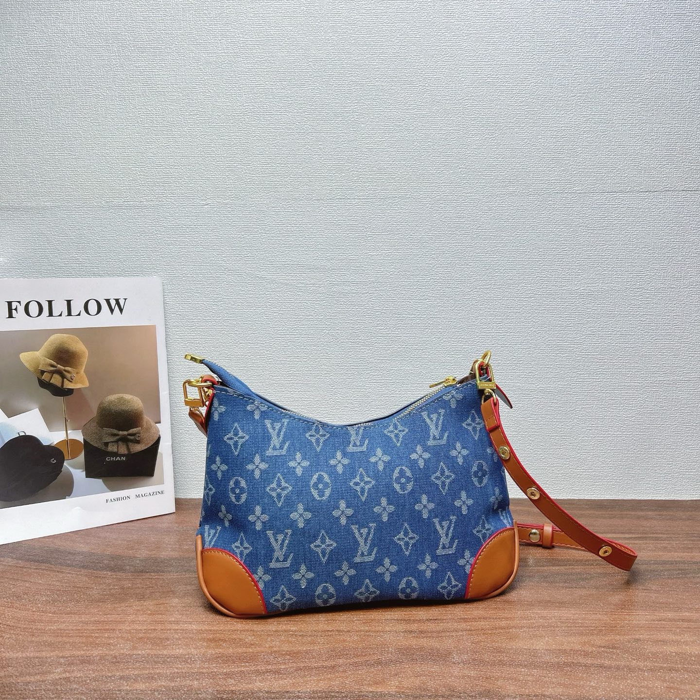 P200
三件套 lv
牛角包+枕头包+钱包 3件套组合

尺寸：大30x16cm，中16x13cm，小12x10cm.