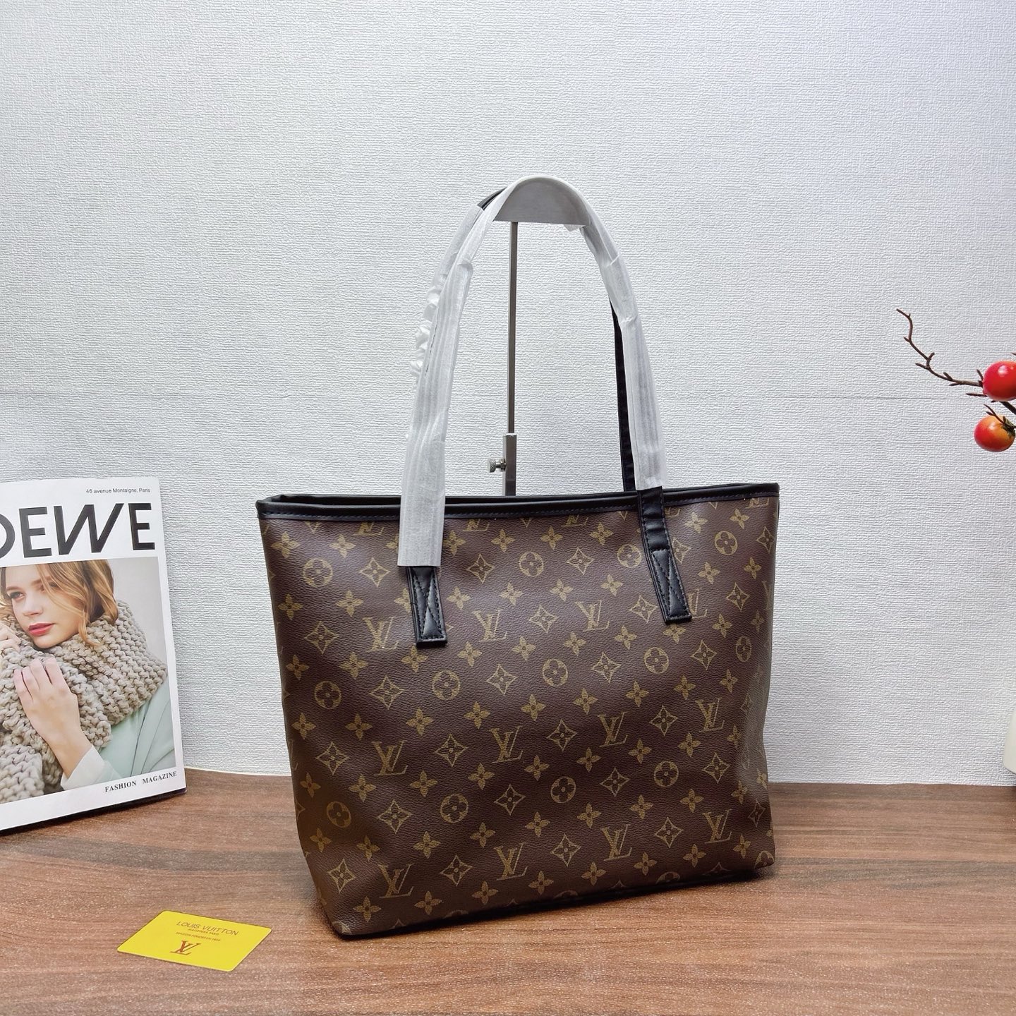 P200
三件套 lv
购物袋+铆钉链条包+钱包 3件套组合

尺寸：大42x30cm，中19x12cm，小15x9cm.