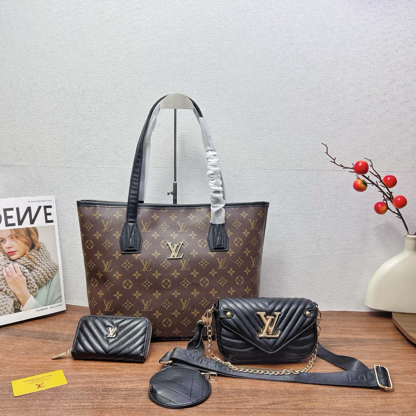P200
三件套 lv
购物袋+铆钉链条包+钱包 3件套组合

尺寸：大42x30cm，中19x12cm，小15x9cm.